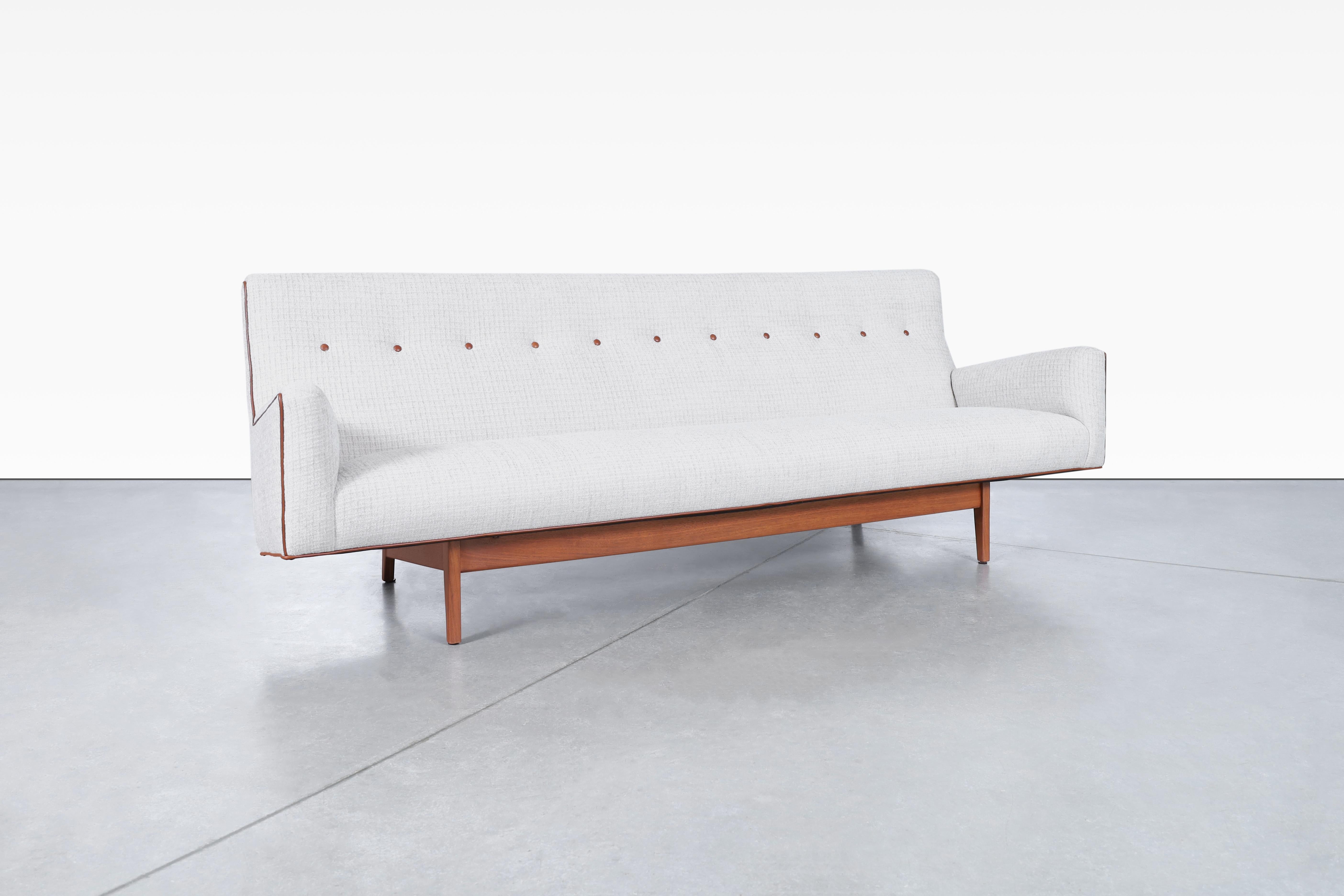 Américain Sofa Modèle U-150 de Jens Risom en vente