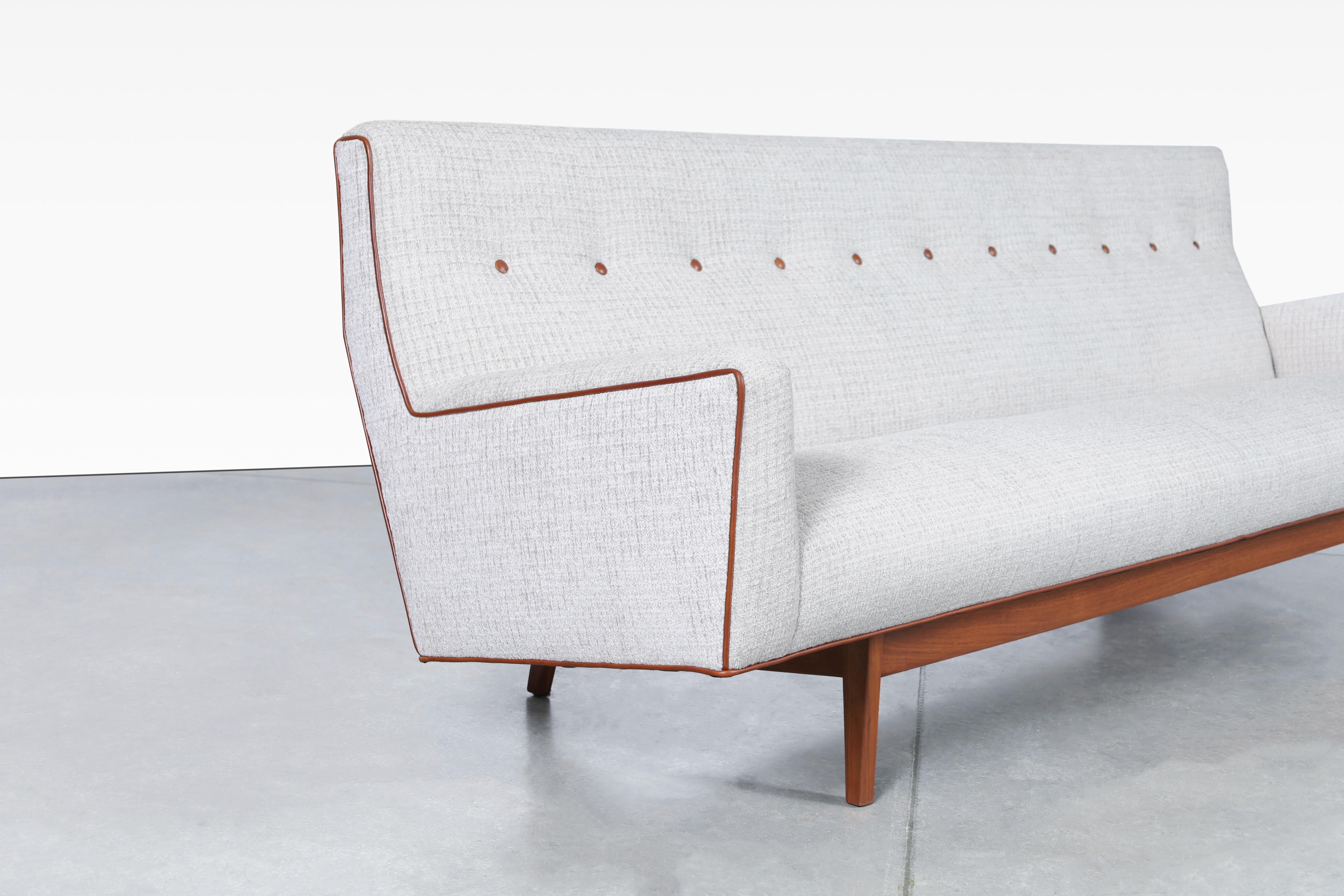 Vintage-Sofa aus Nussbaumholz, Modell U-150 von Jens Risom (amerikanisch) im Angebot