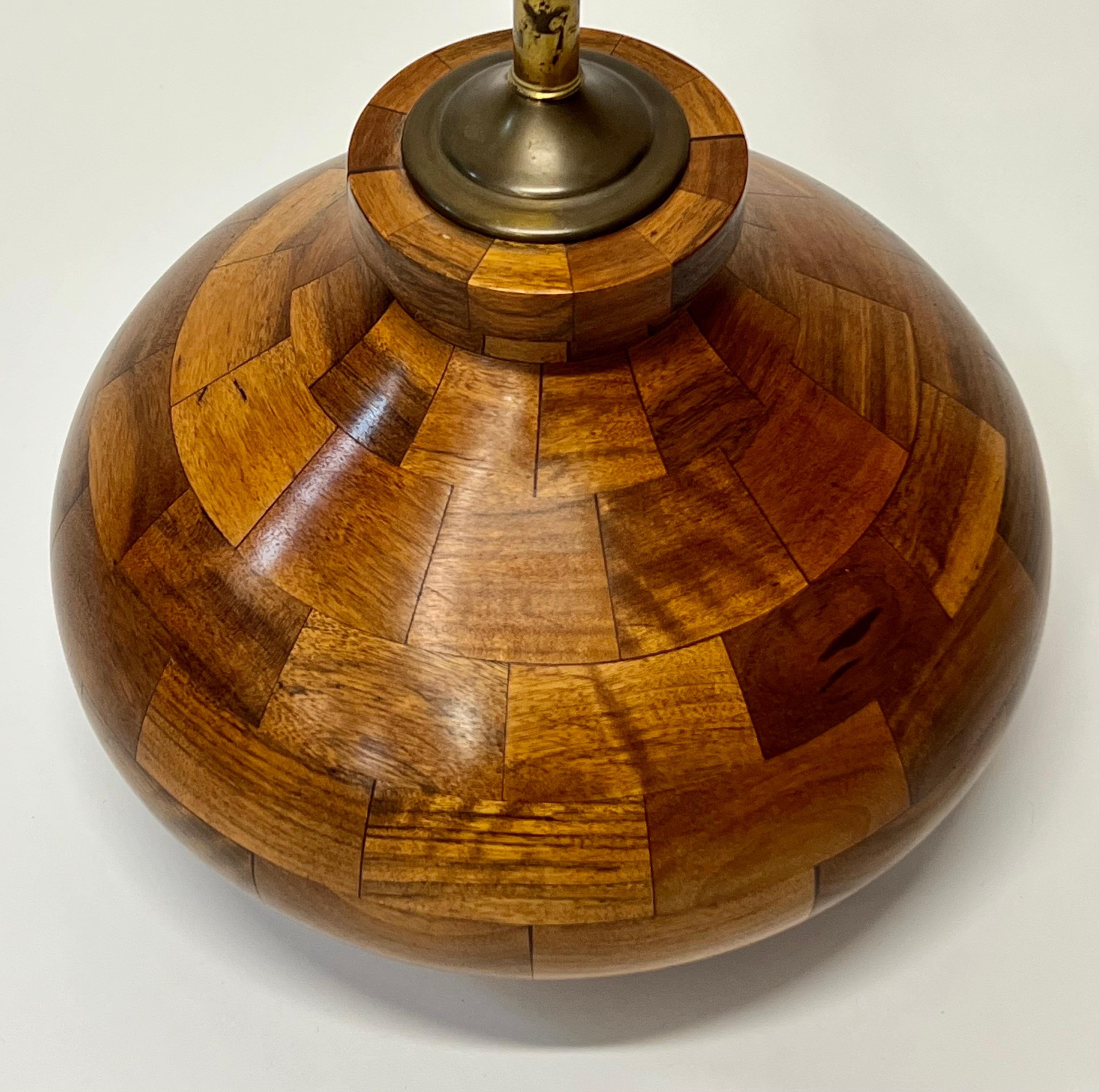 Mid-Century Modern Lampe de table moderne vintage en noyer empilé tournée en vente