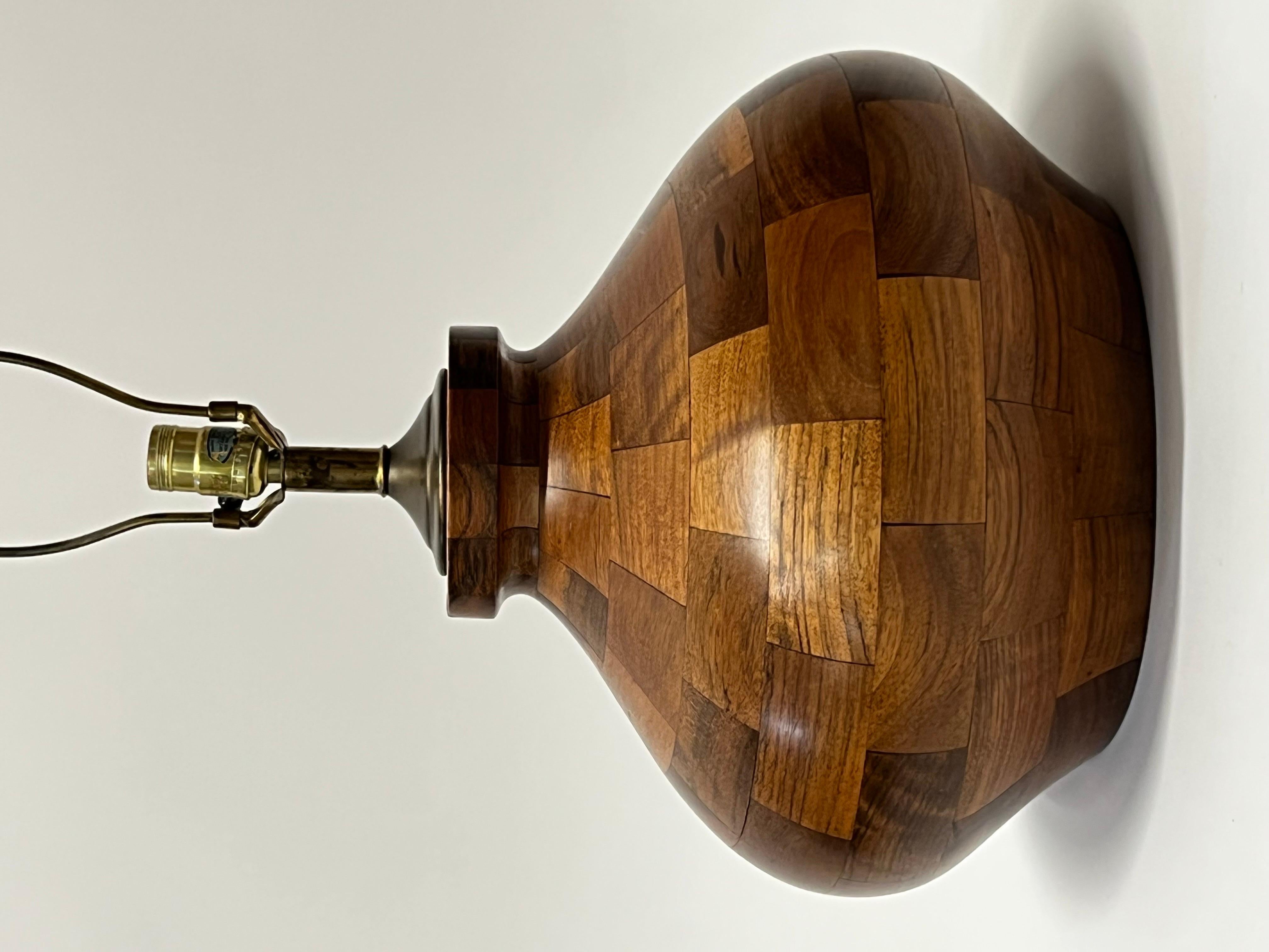 Lampe de table moderne vintage en noyer empilé tournée Bon état - En vente à Oakland, CA