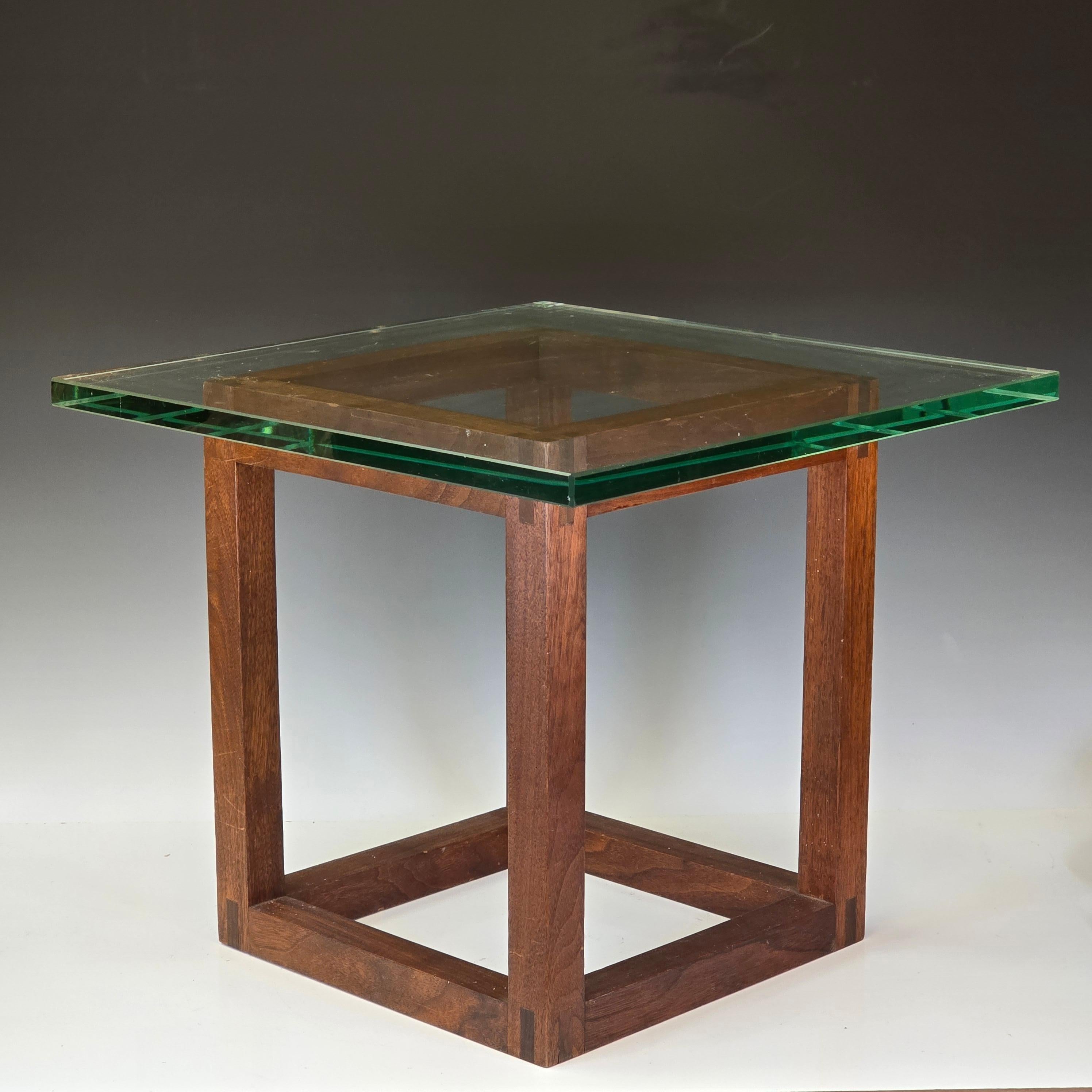 Une magnifique table de studio construite en noyer noir avec une menuiserie japonaise apparente sur les 8 côtés.   Finie avec le plateau en verre d'origine de 1 3/4 po, la base de la table sans le plateau mesure 12 pouces par 12 pouces par 14 1/4