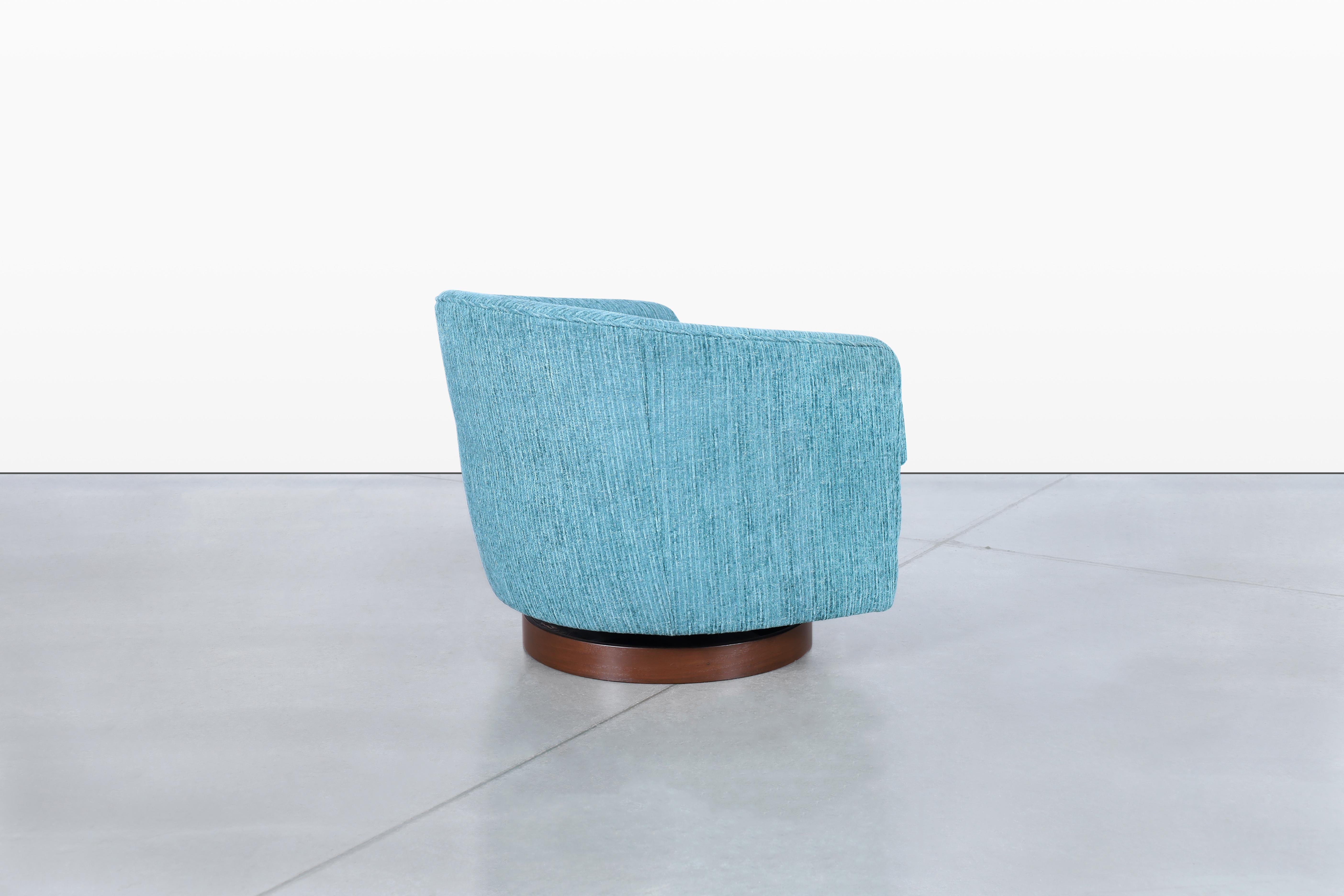 Vintage Walnut Swivel Lounge Chairs by Milo Baughman for Thayer Coggin en vente 4