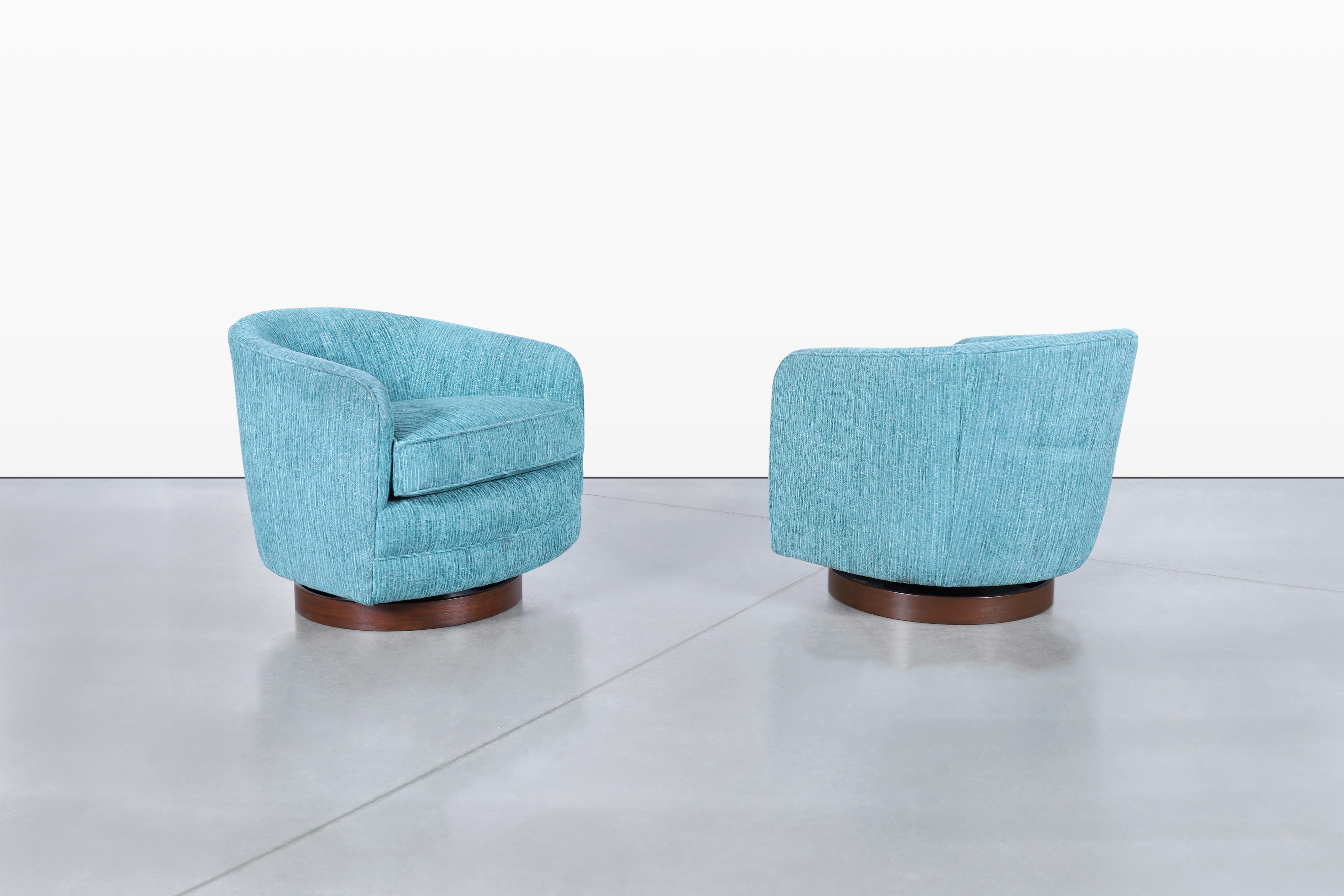 Mid-Century Modern Vintage Walnut Swivel Lounge Chairs by Milo Baughman for Thayer Coggin en vente