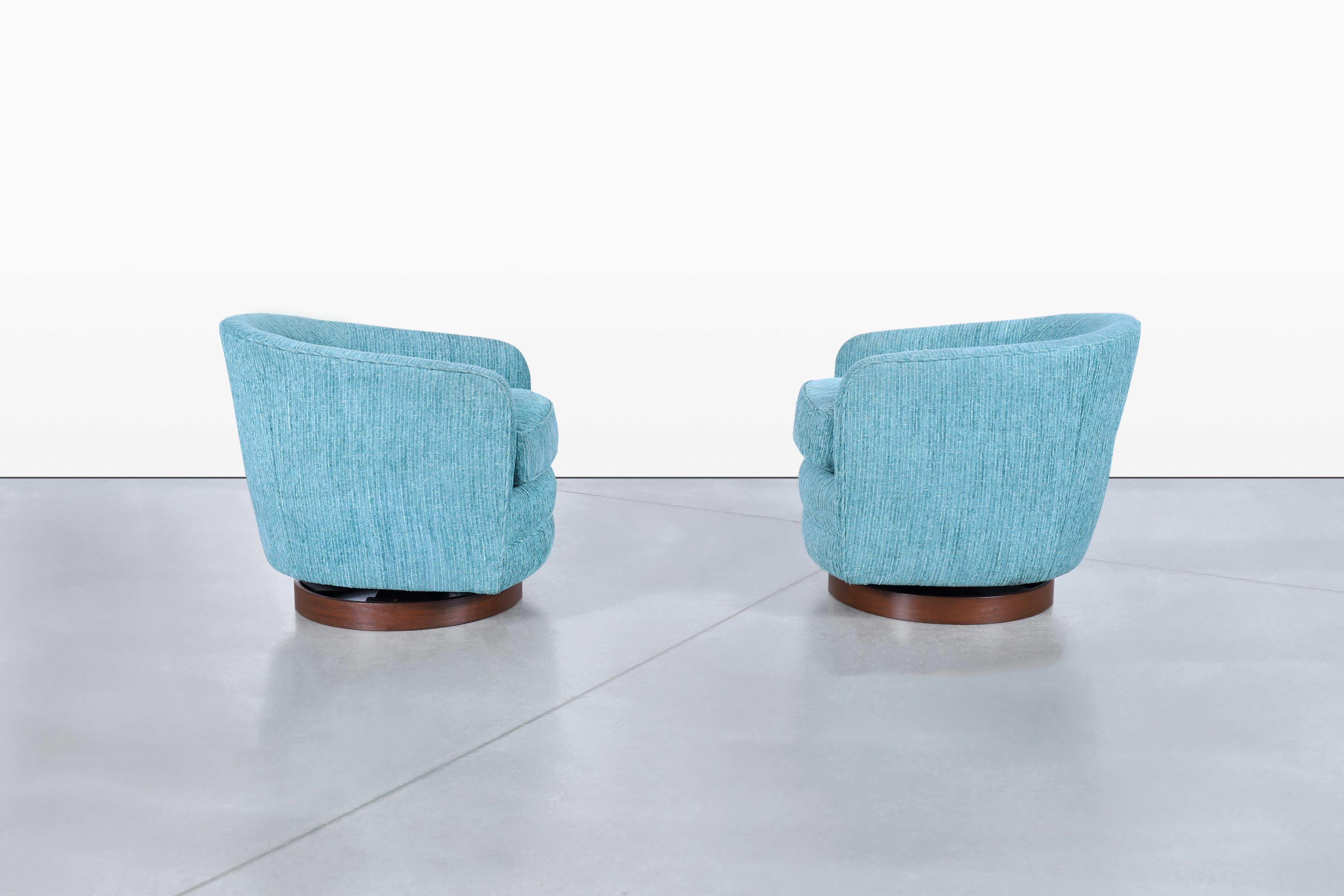 Américain Vintage Walnut Swivel Lounge Chairs by Milo Baughman for Thayer Coggin en vente