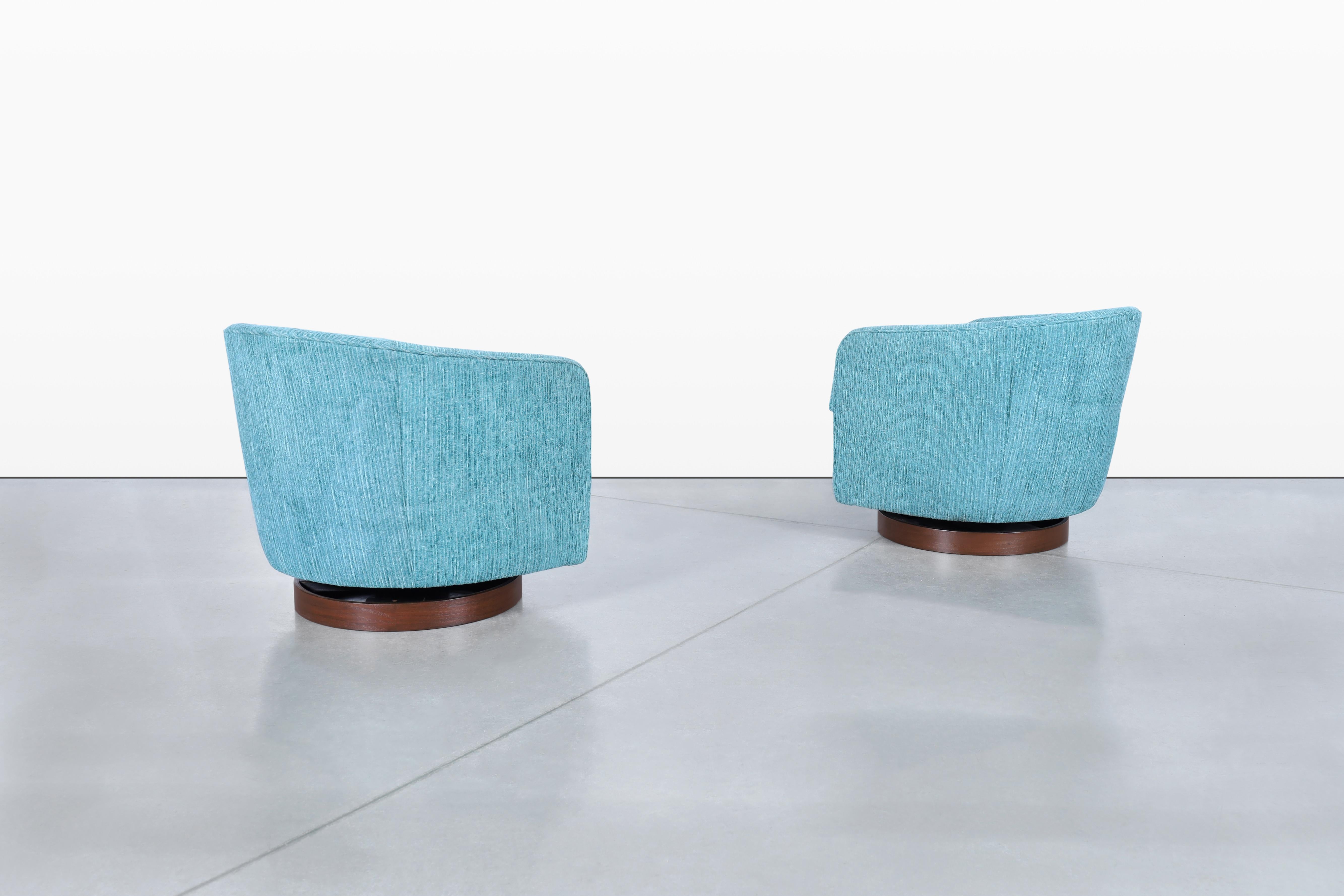 Vintage Walnut Swivel Lounge Chairs by Milo Baughman for Thayer Coggin Bon état - En vente à North Hollywood, CA