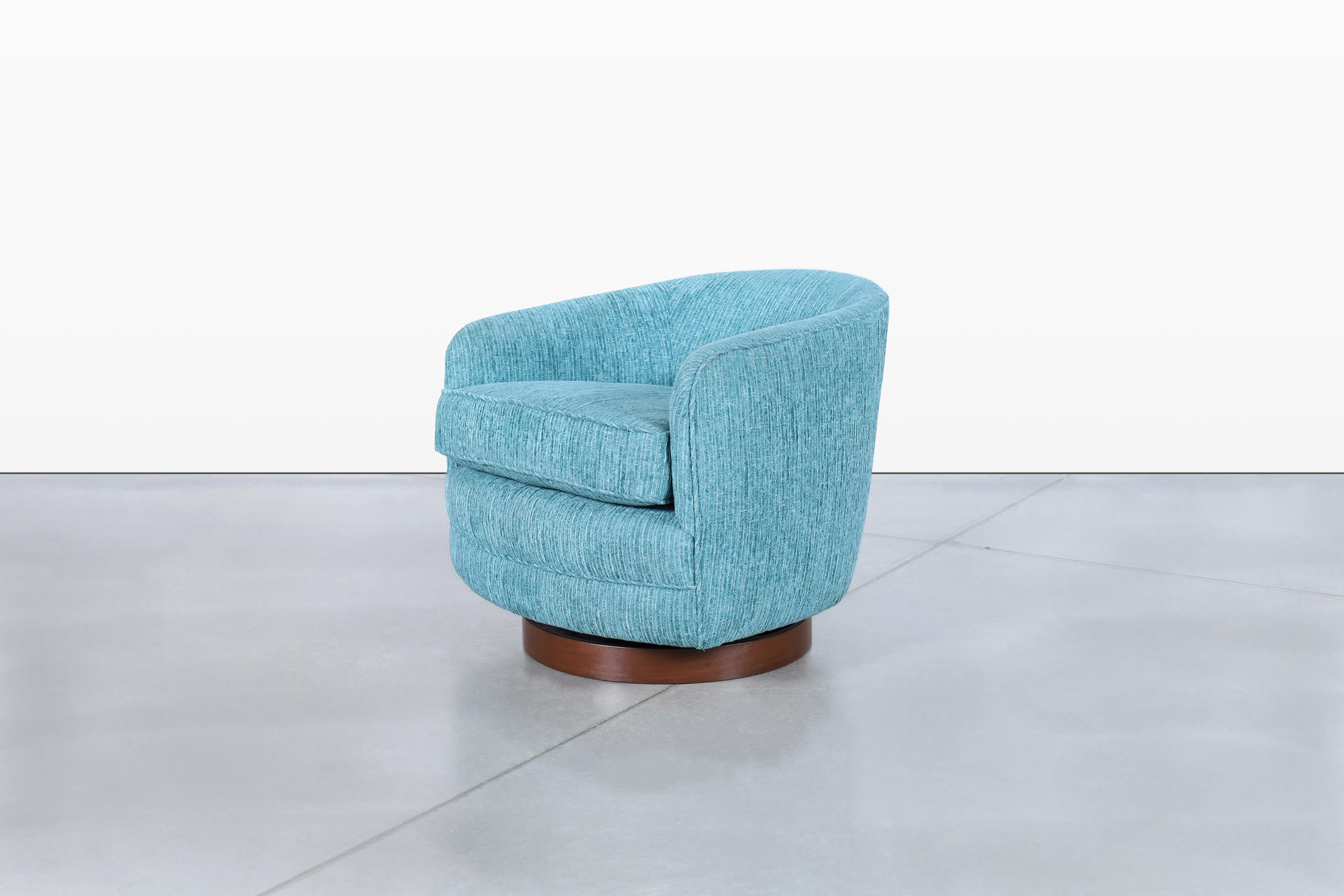 Milieu du XXe siècle Vintage Walnut Swivel Lounge Chairs by Milo Baughman for Thayer Coggin en vente