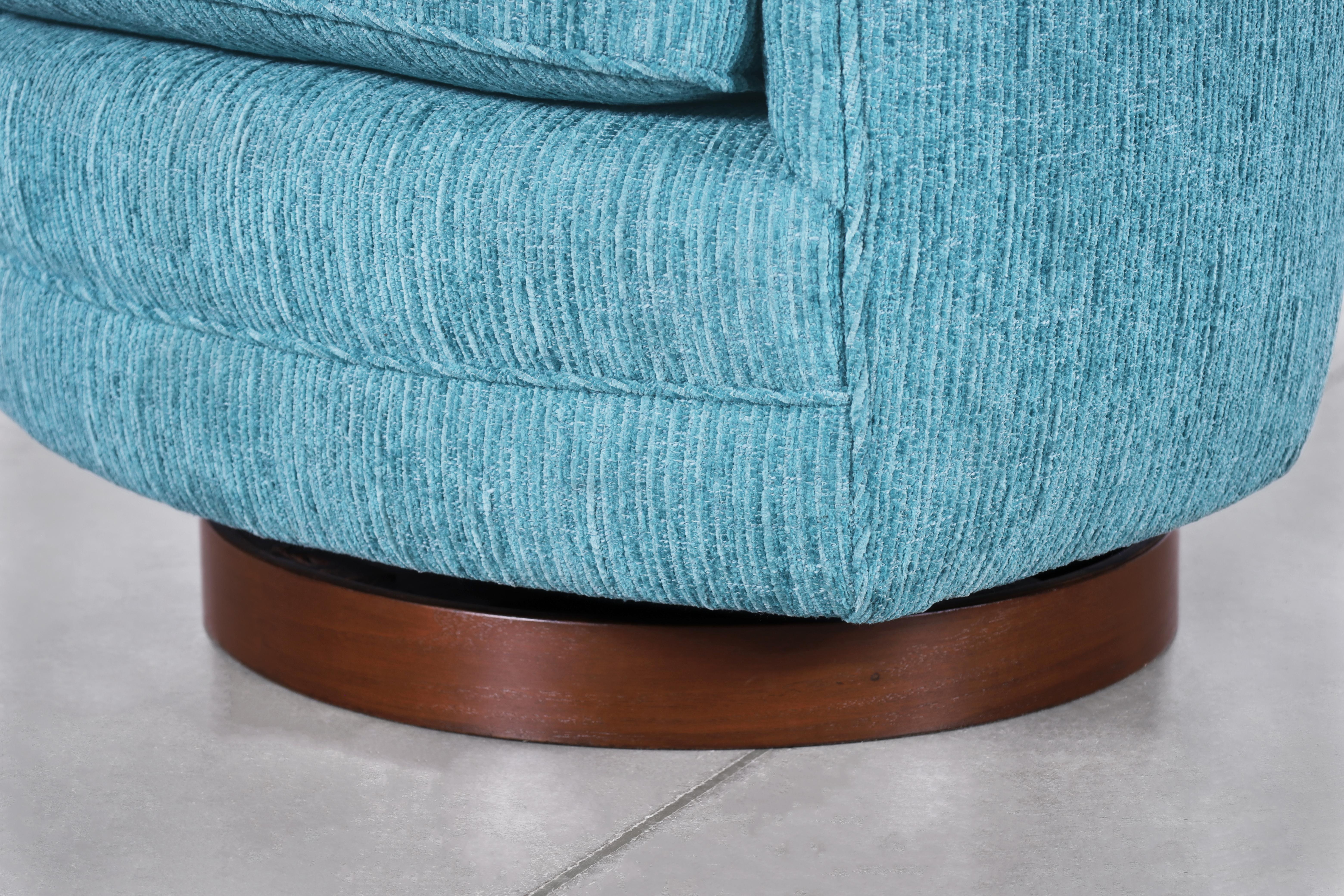 Vintage Walnut Swivel Lounge Chairs by Milo Baughman for Thayer Coggin en vente 1
