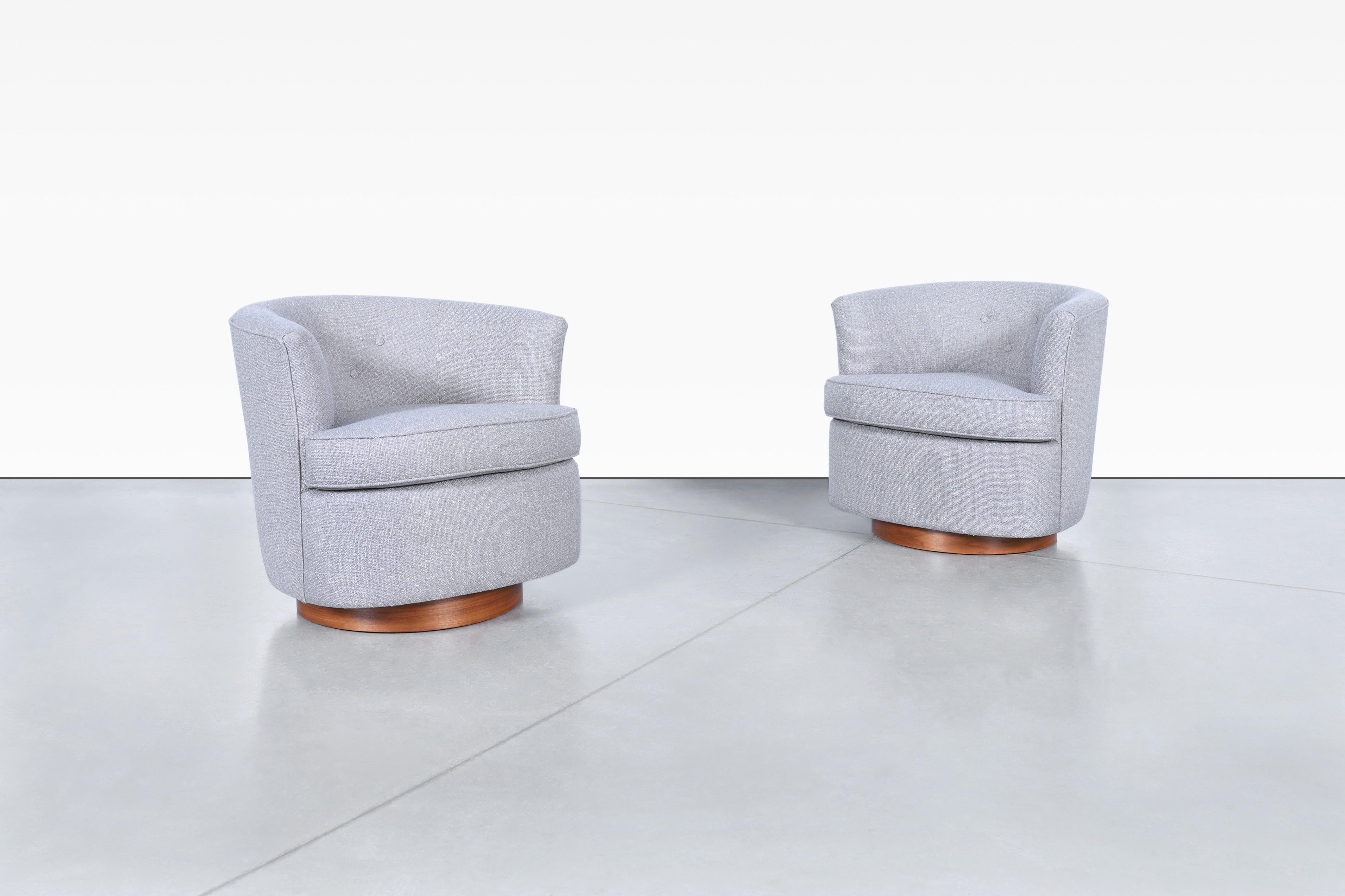 Entdecken Sie diese atemberaubenden Drehstühle aus Walnussholz, die von den ikonischen Designs von Milo Baughman inspiriert sind. Diese in den 1960er Jahren in den Vereinigten Staaten hergestellten Stühle wurden sorgfältig restauriert, um ihren