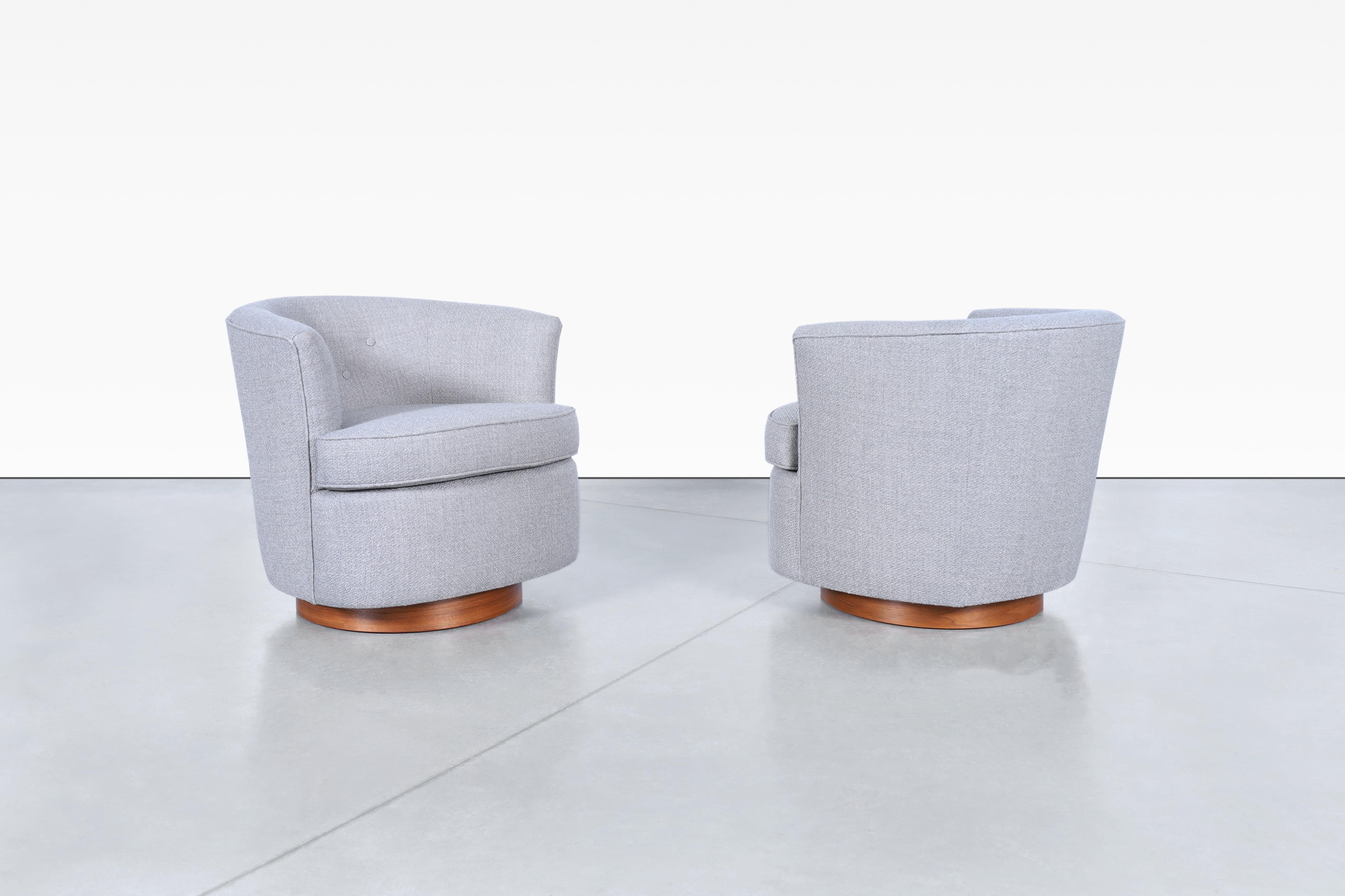 Vintage Nussbaum Lounge-Drehstühle (Moderne der Mitte des Jahrhunderts) im Angebot