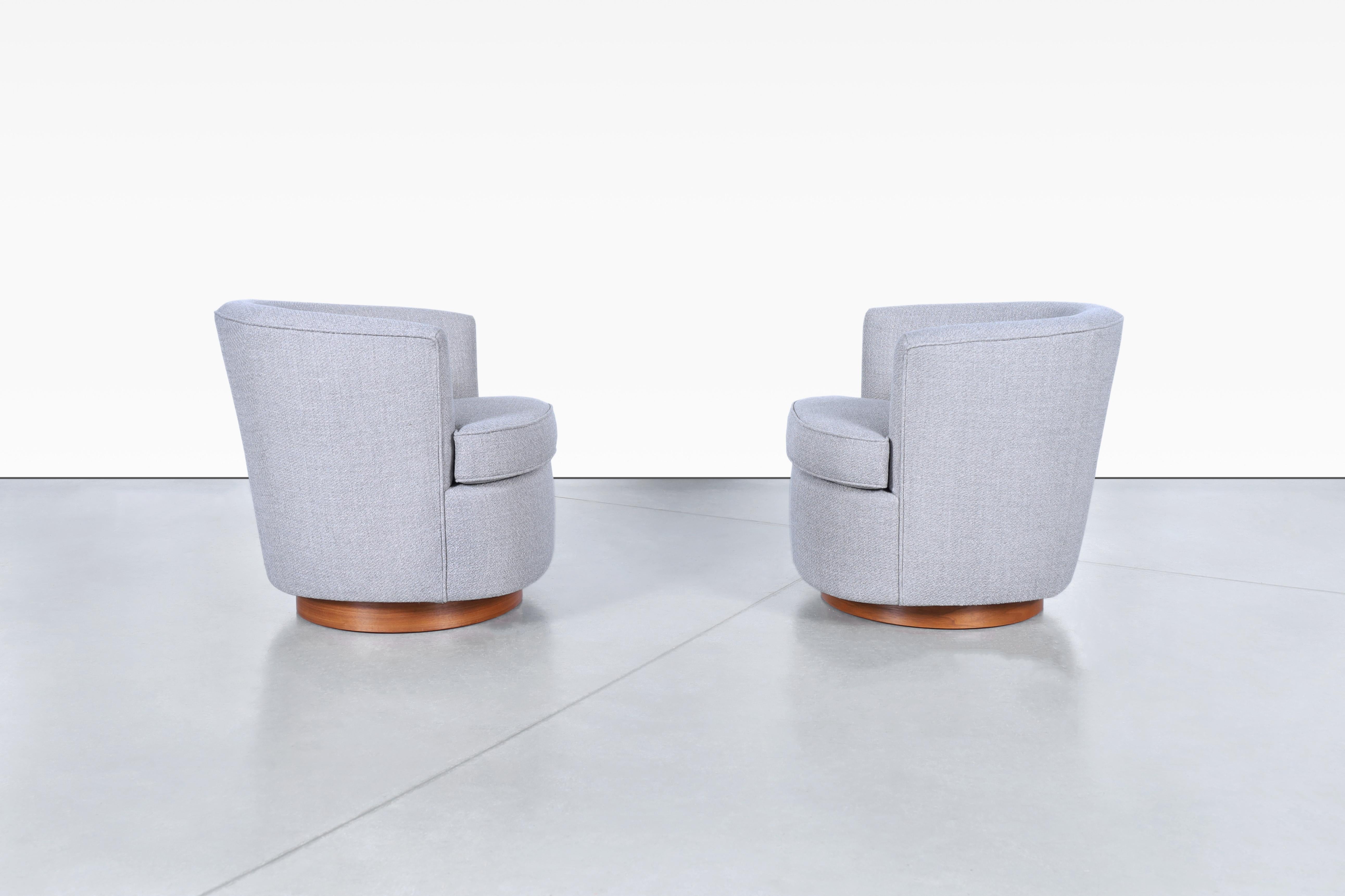 Vintage Nussbaum Lounge-Drehstühle (amerikanisch) im Angebot