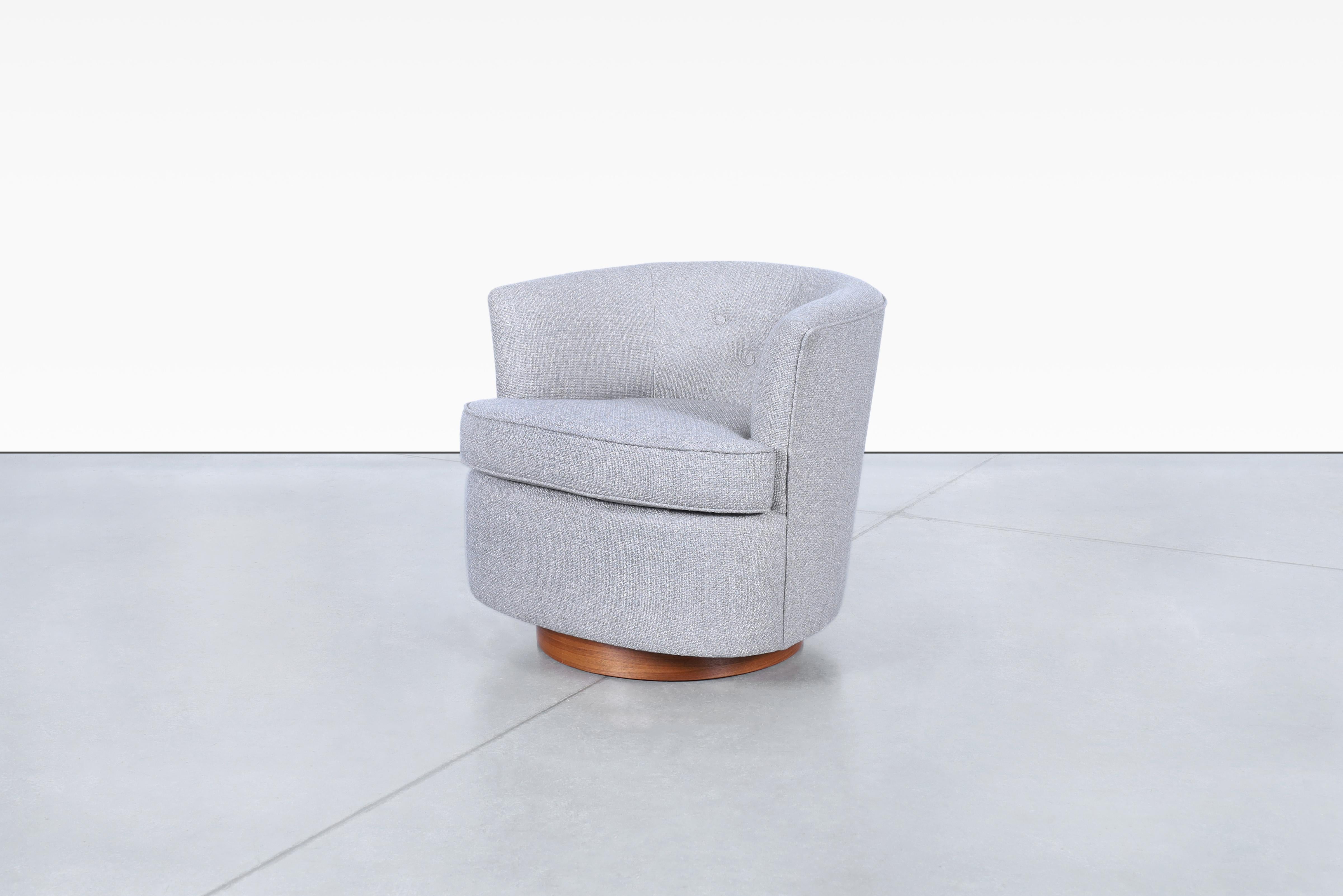 Vintage Nussbaum Lounge-Drehstühle (Mitte des 20. Jahrhunderts) im Angebot