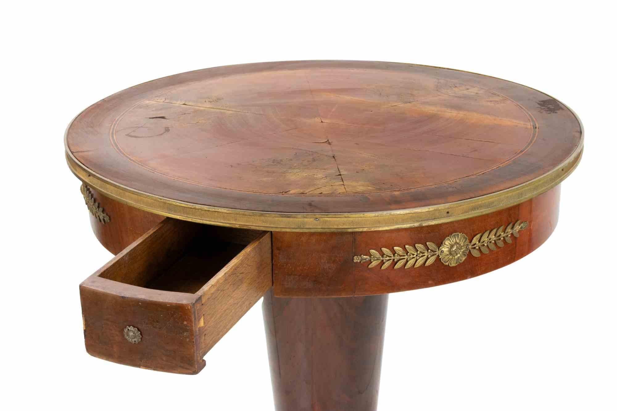 Table vintage en noyer dans le style réalisé en Italie dans les années 1950.

Dimension de la base : 50 cm.

Très bon état.