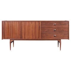 Credenza vintage con puerta de tambor de nogal de John Caldwell para Brown Saltman