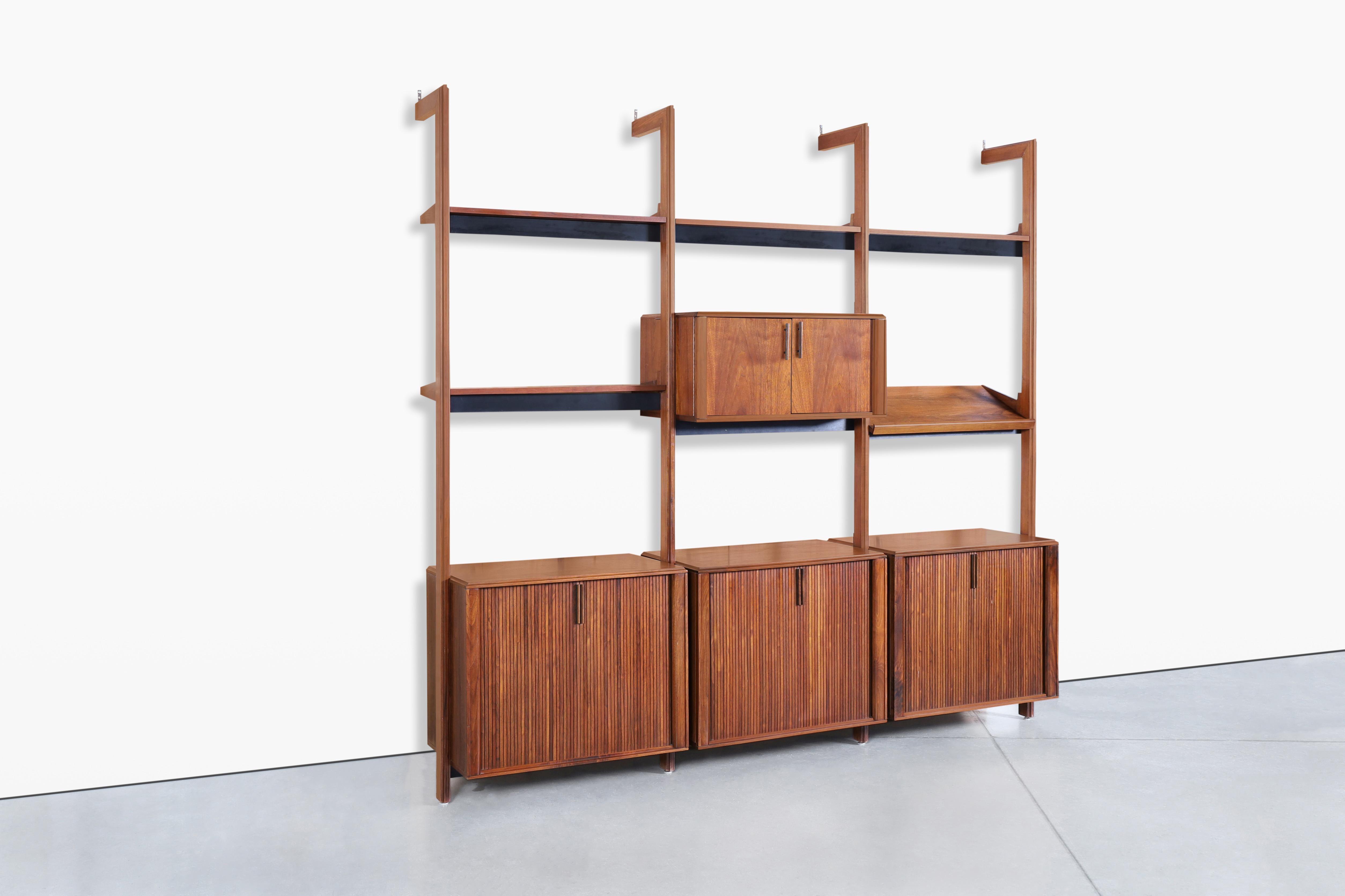 Nussbaum-Wandschrank mit Rolltüren von Barzilay im Angebot 3