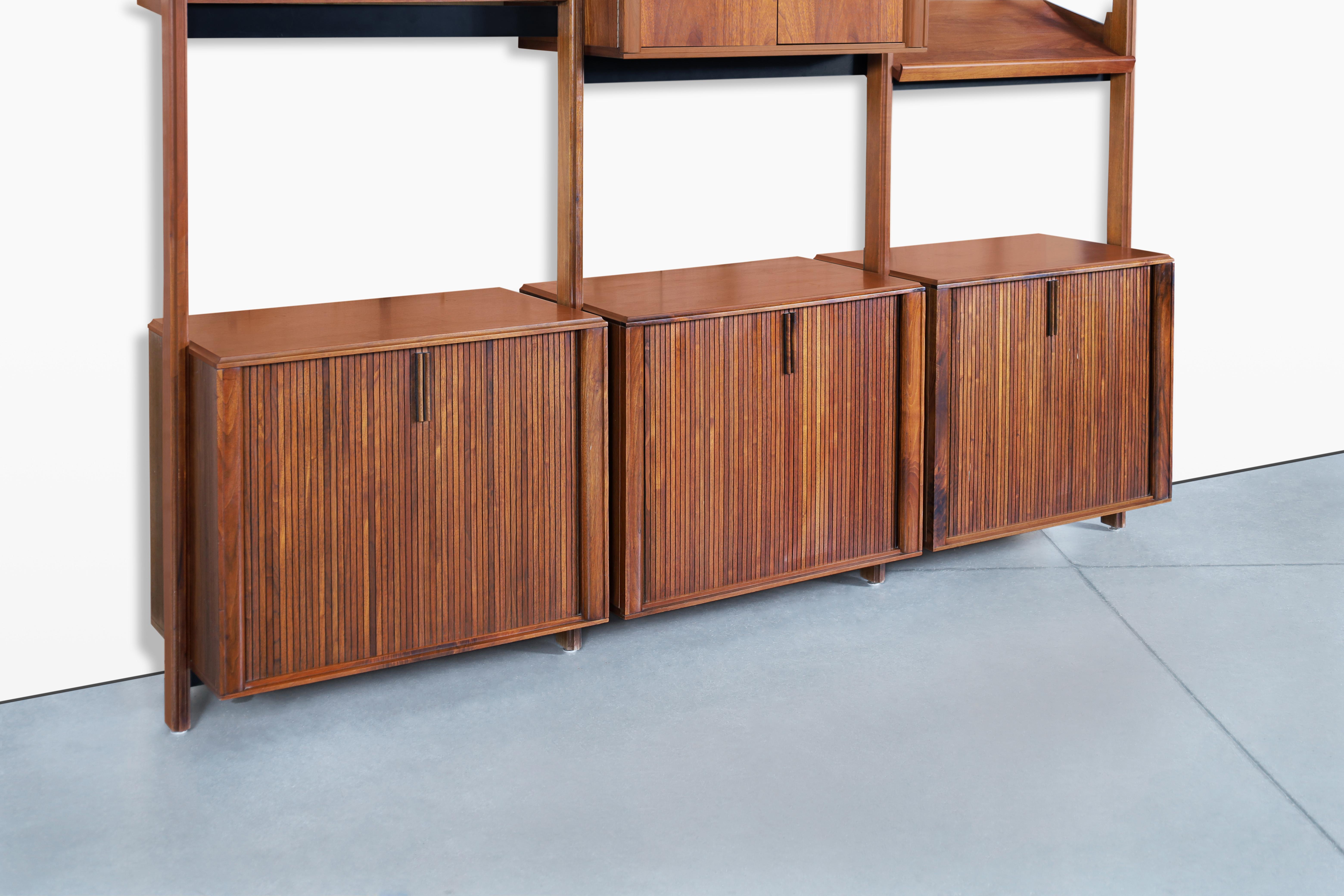 Nussbaum-Wandschrank mit Rolltüren von Barzilay im Angebot 4