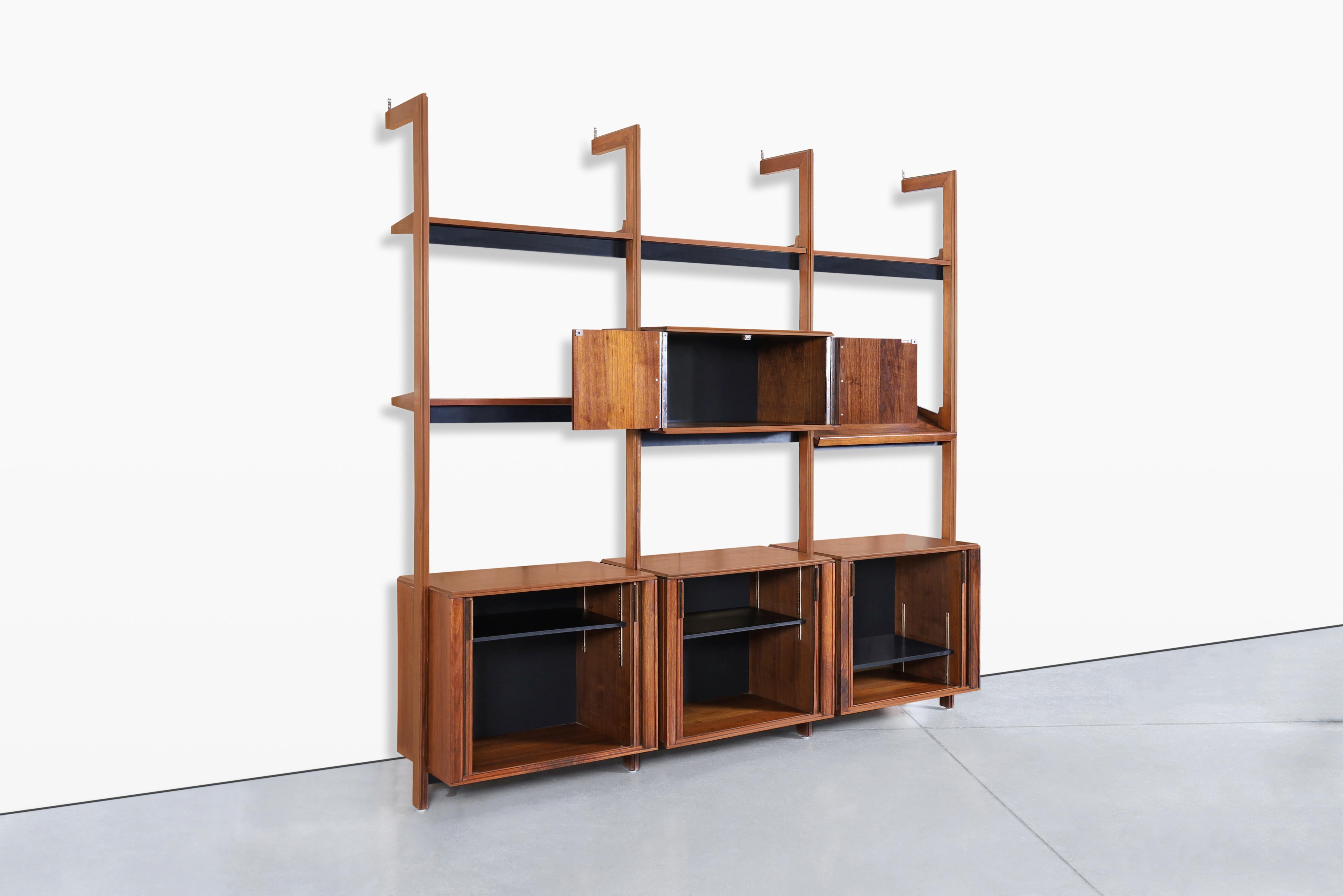 Nussbaum-Wandschrank mit Rolltüren von Barzilay im Angebot 5