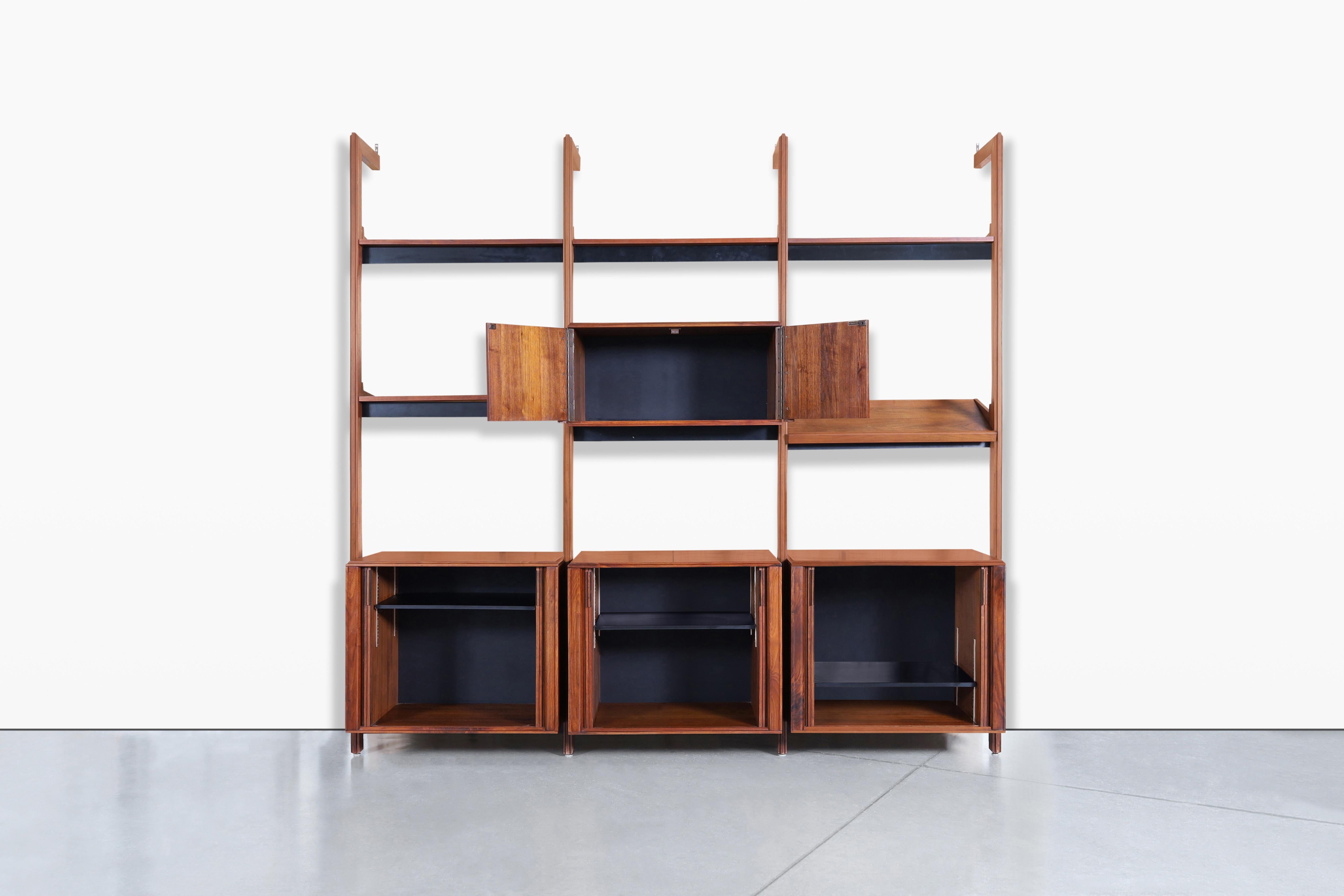 Nussbaum-Wandschrank mit Rolltüren von Barzilay (Moderne der Mitte des Jahrhunderts) im Angebot