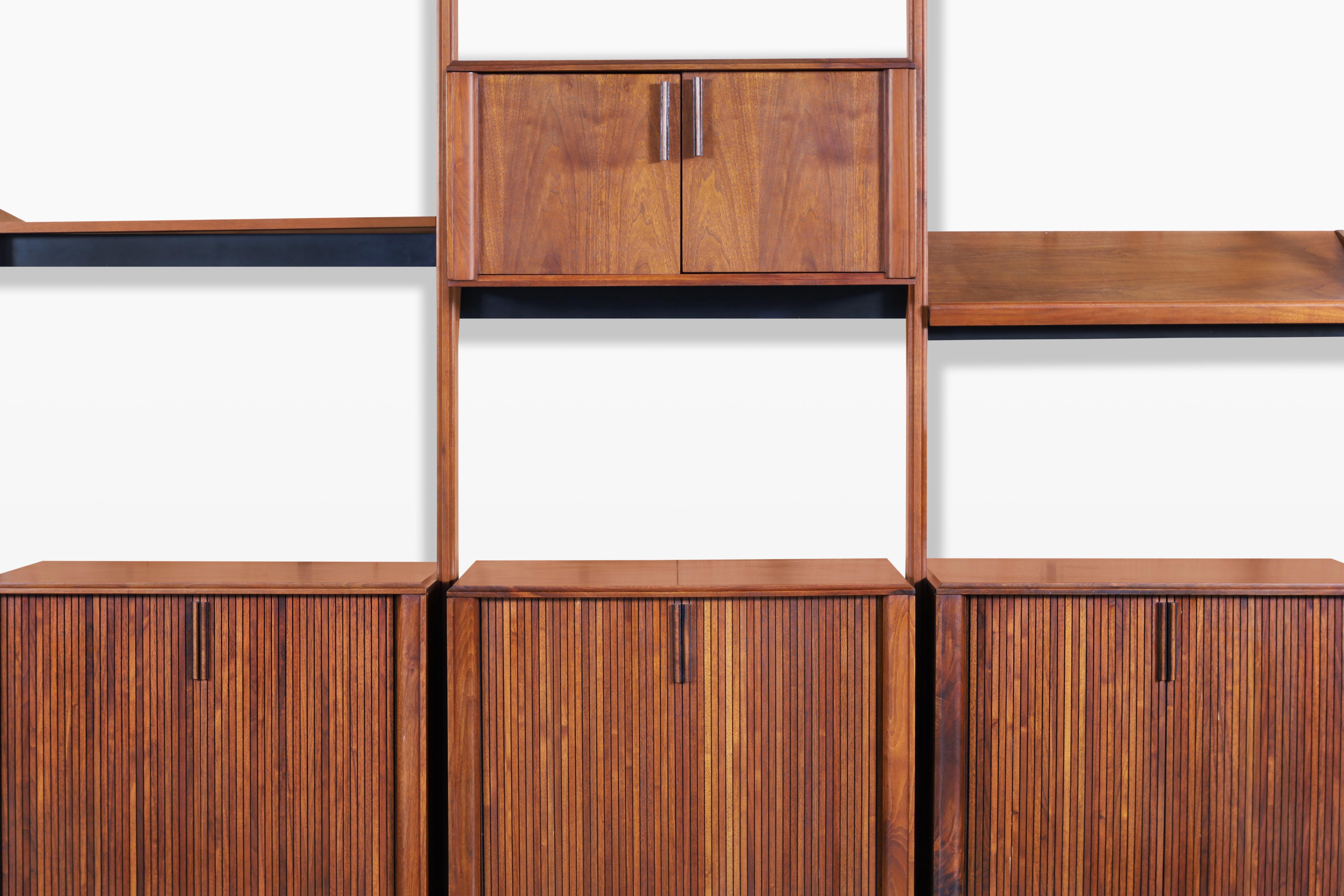 Nussbaum-Wandschrank mit Rolltüren von Barzilay (amerikanisch) im Angebot