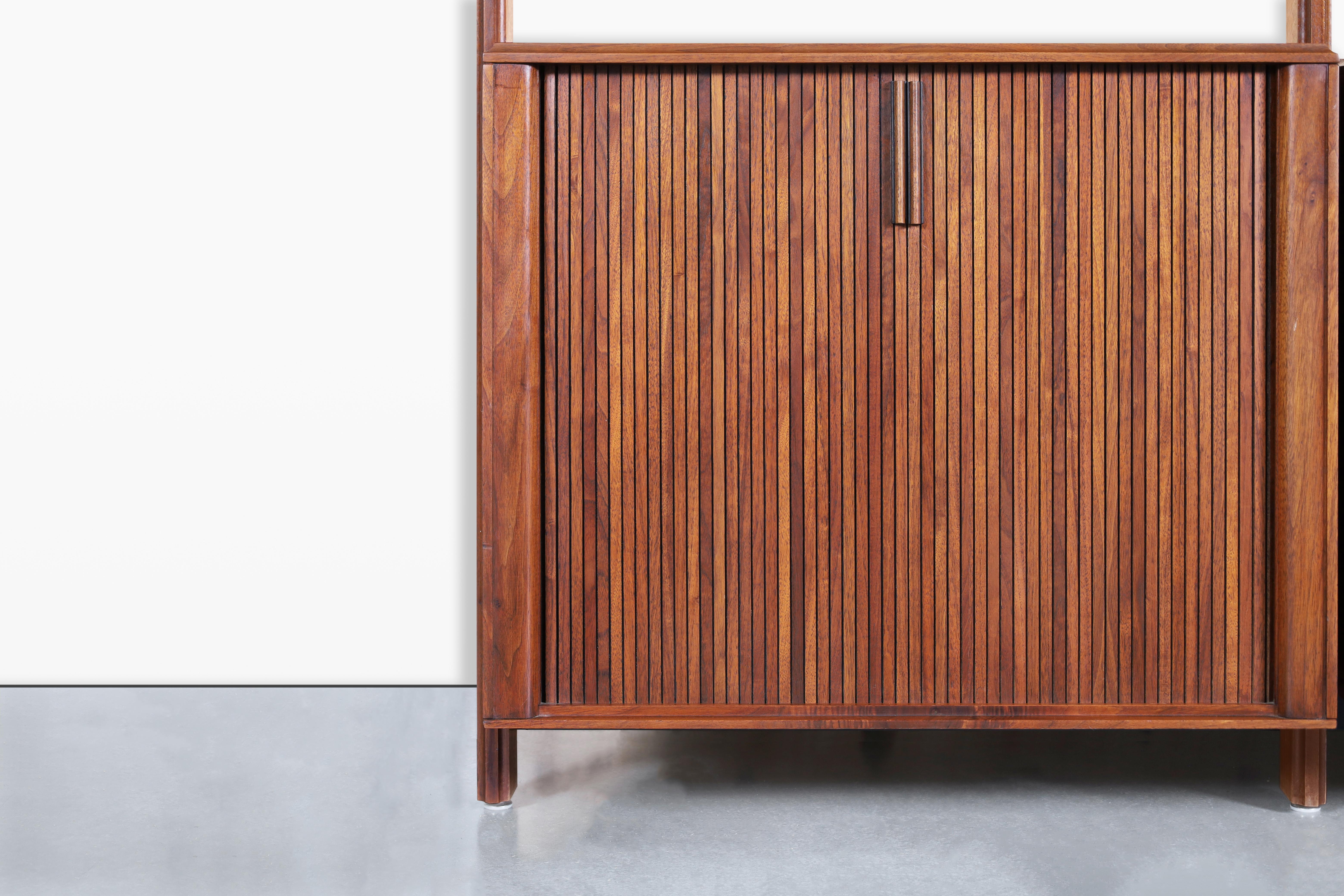 Nussbaum-Wandschrank mit Rolltüren von Barzilay im Zustand „Gut“ im Angebot in North Hollywood, CA