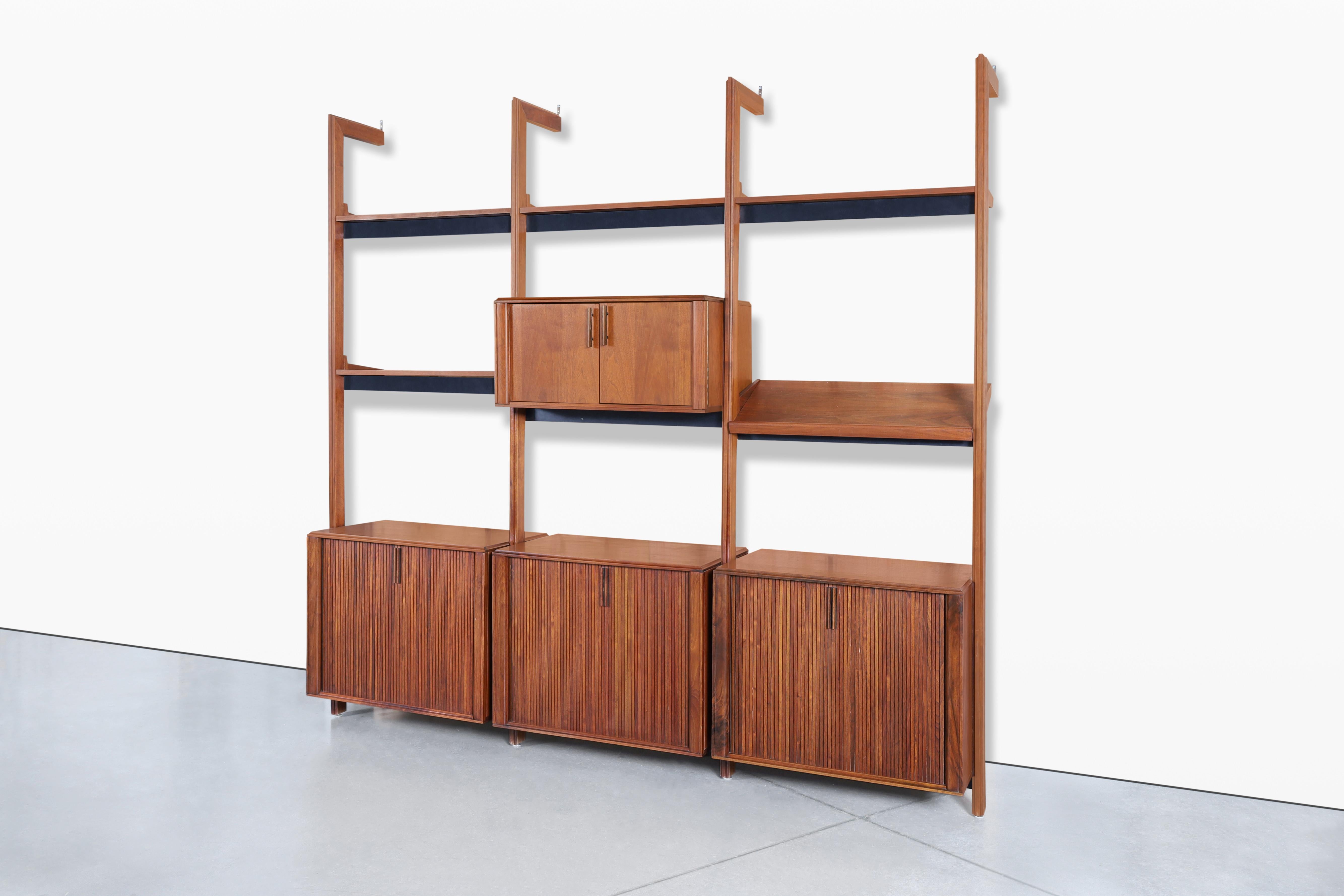 Nussbaum-Wandschrank mit Rolltüren von Barzilay (Mitte des 20. Jahrhunderts) im Angebot
