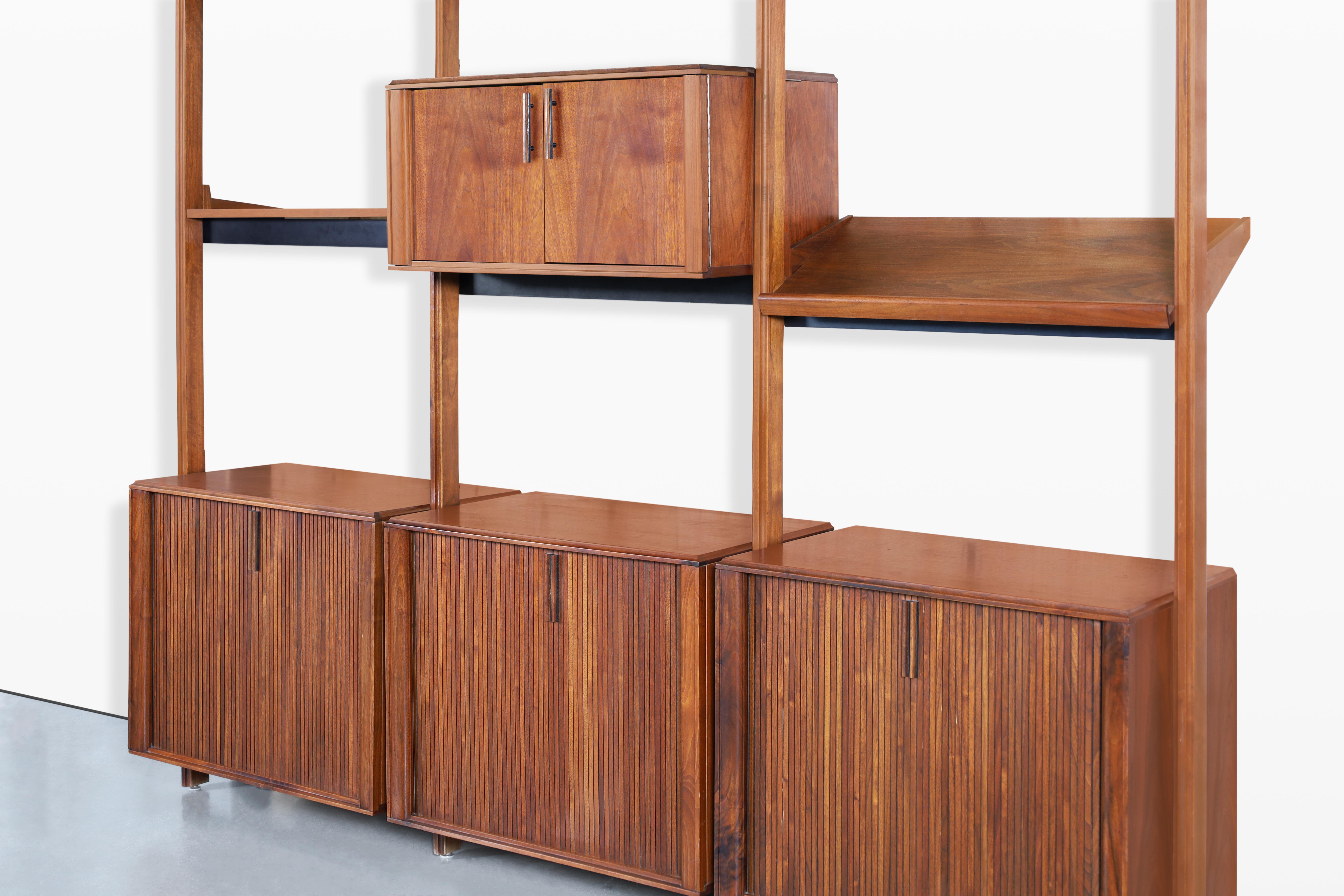 Nussbaum-Wandschrank mit Rolltüren von Barzilay (Walnuss) im Angebot