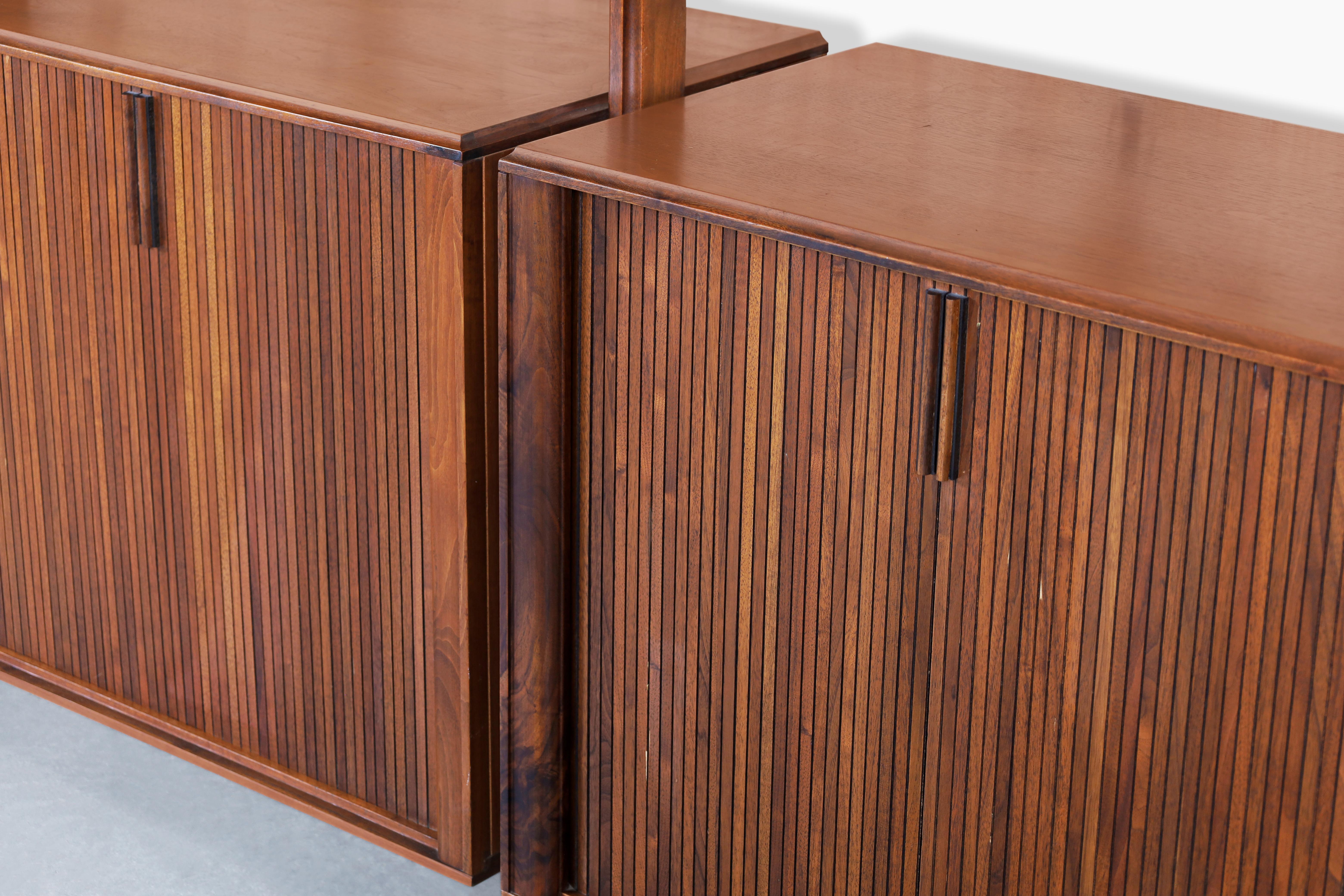 Nussbaum-Wandschrank mit Rolltüren von Barzilay im Angebot 1