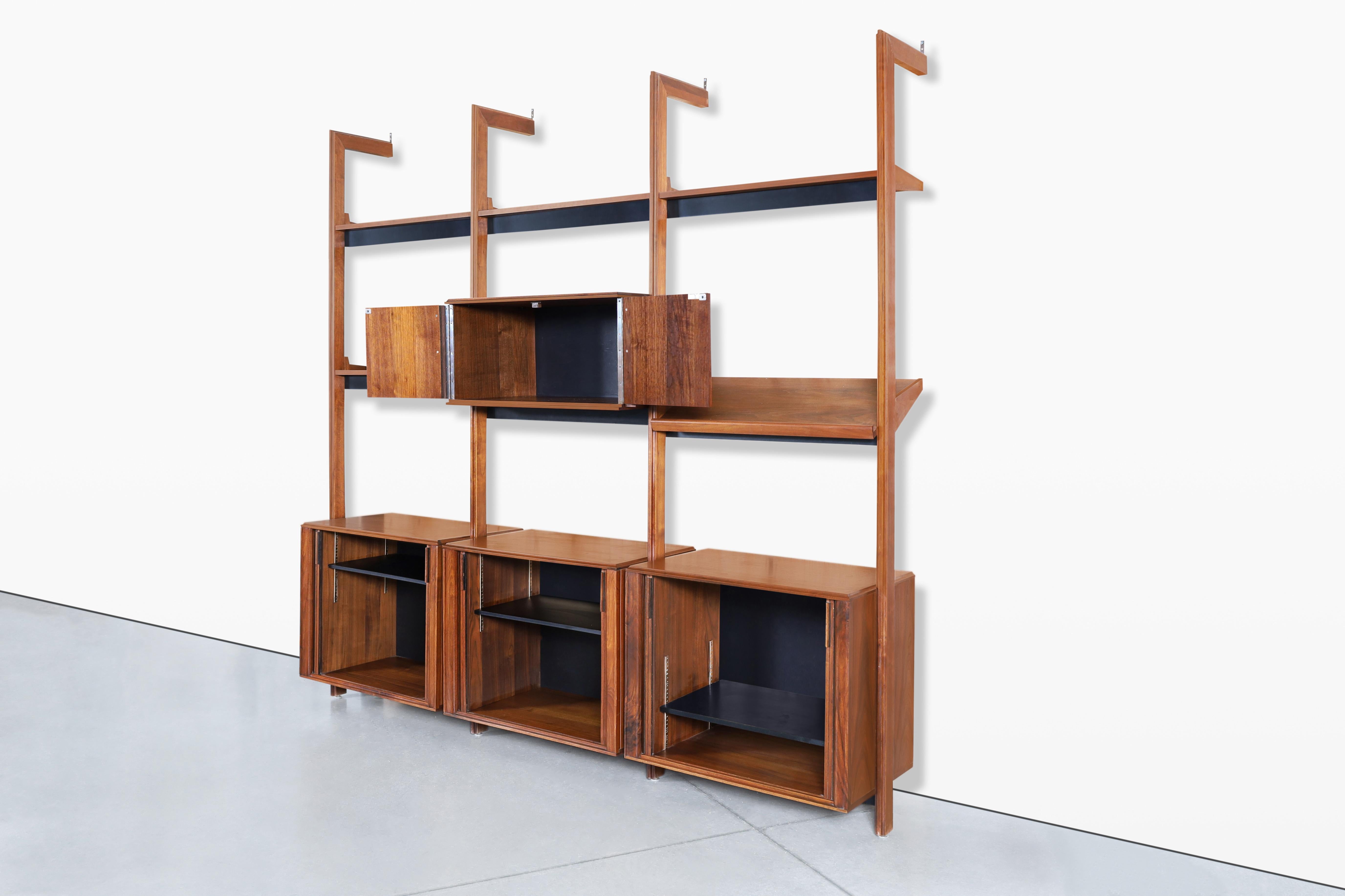 Nussbaum-Wandschrank mit Rolltüren von Barzilay im Angebot 2