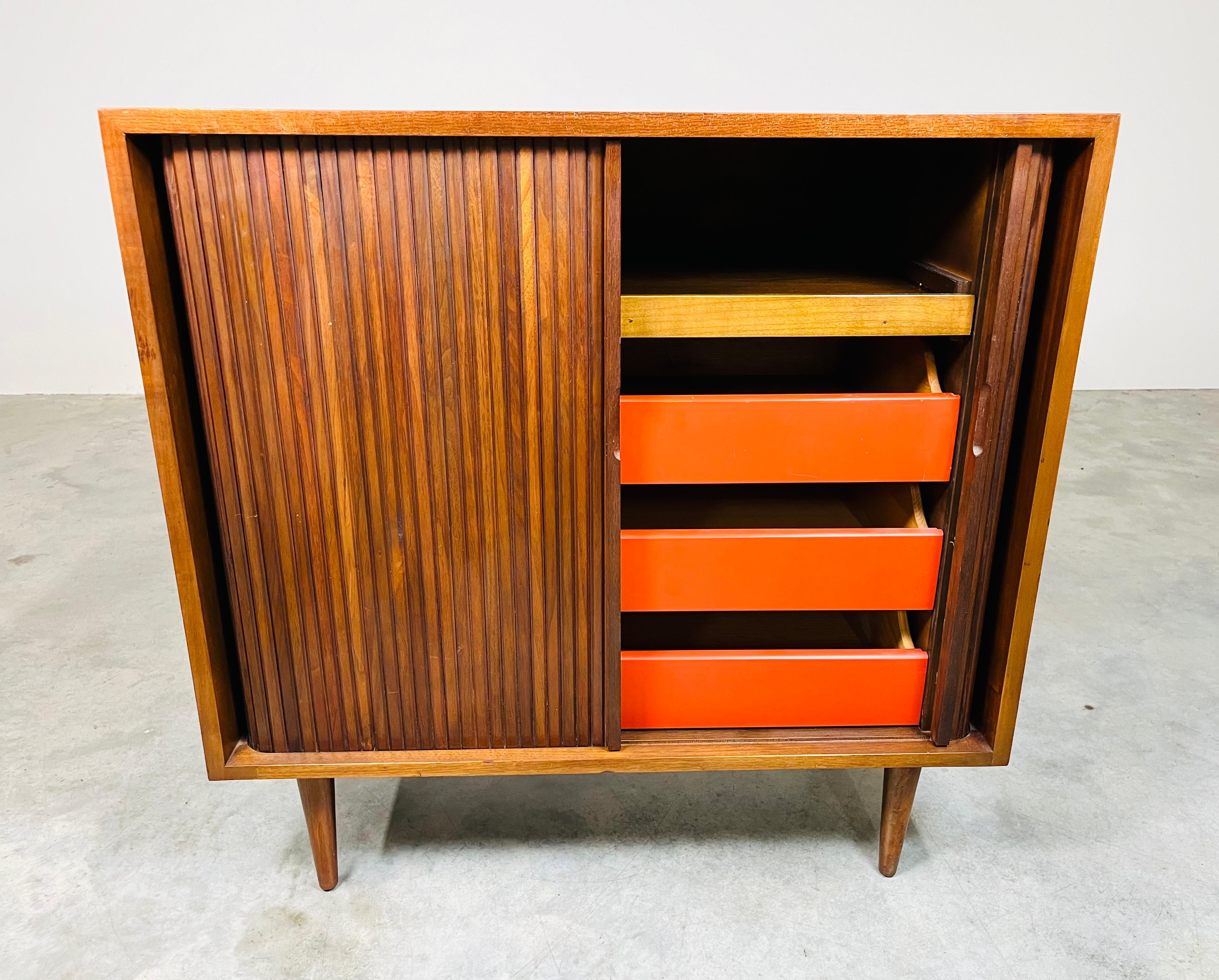 Tambour niedriger Vintage-Schrank aus Nussbaumholz von Greta Grossman für Glenn Of California (Moderne der Mitte des Jahrhunderts) im Angebot
