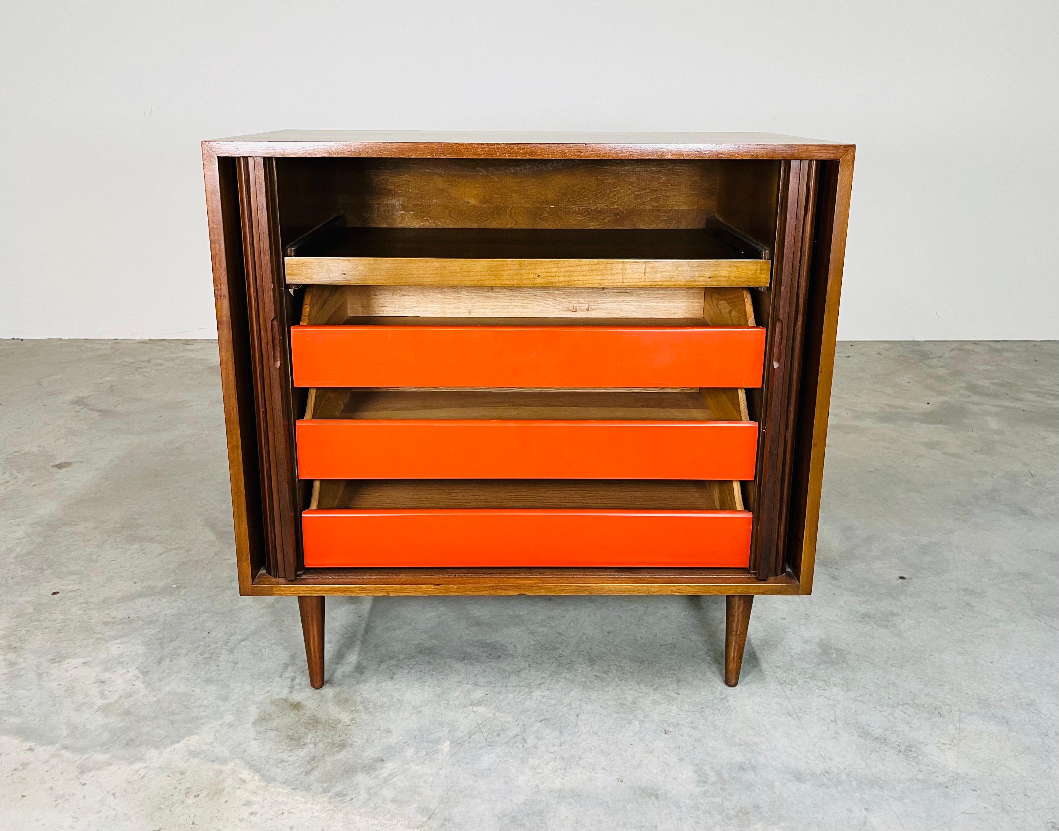 Tambour niedriger Vintage-Schrank aus Nussbaumholz von Greta Grossman für Glenn Of California (amerikanisch) im Angebot