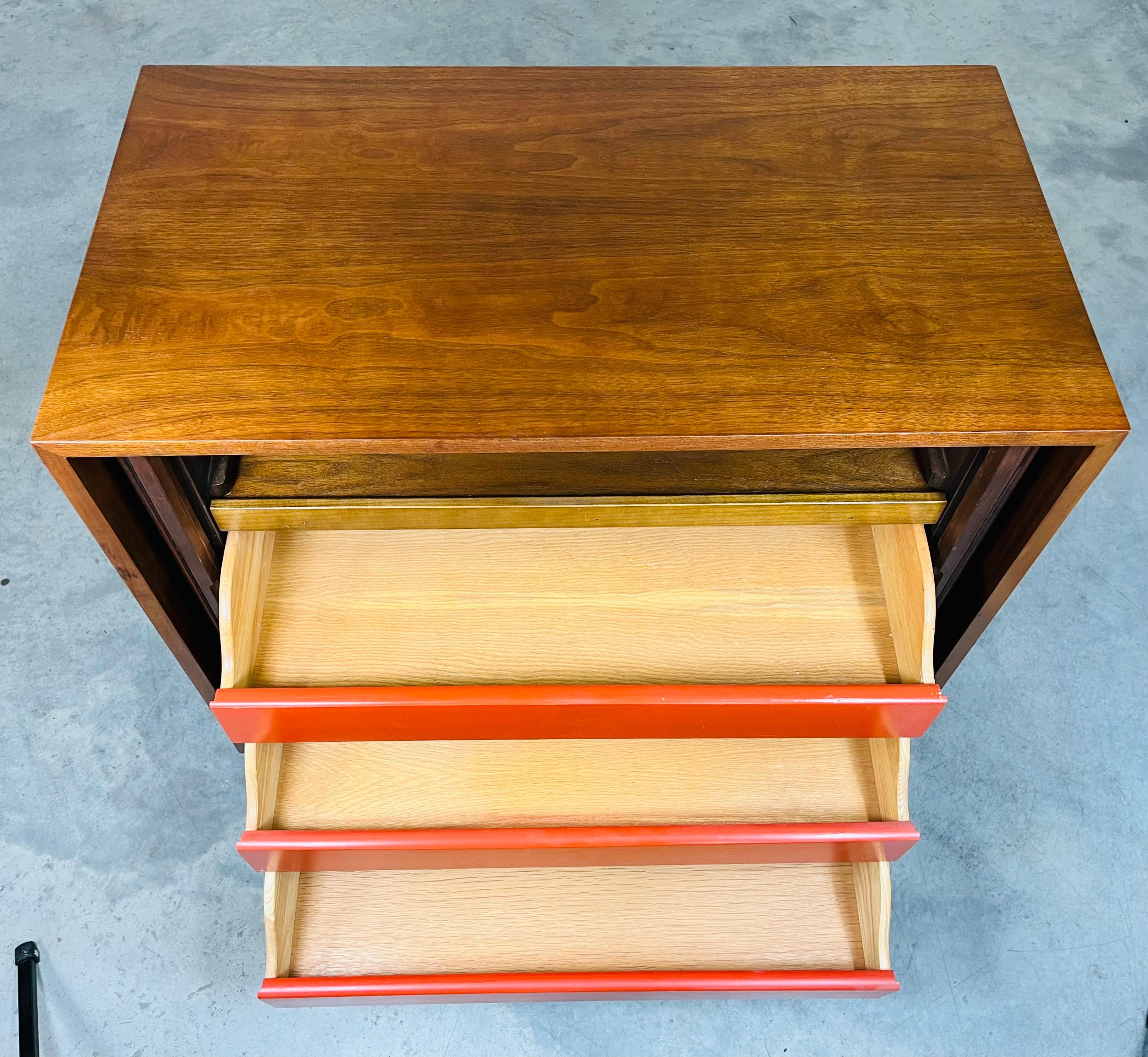 Tambour niedriger Vintage-Schrank aus Nussbaumholz von Greta Grossman für Glenn Of California (Handgeschnitzt) im Angebot