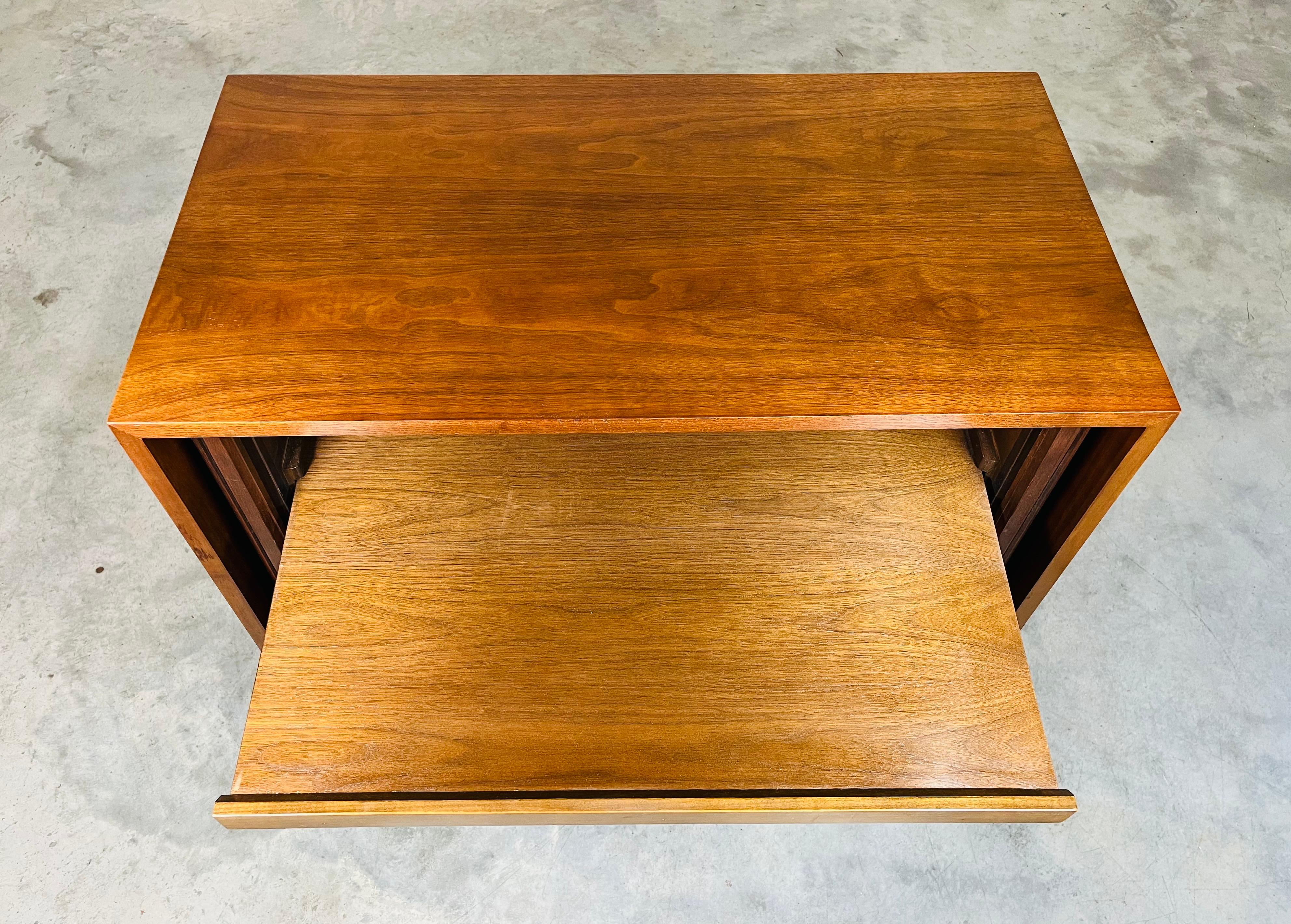 Tambour niedriger Vintage-Schrank aus Nussbaumholz von Greta Grossman für Glenn Of California im Zustand „Hervorragend“ im Angebot in Southampton, NJ