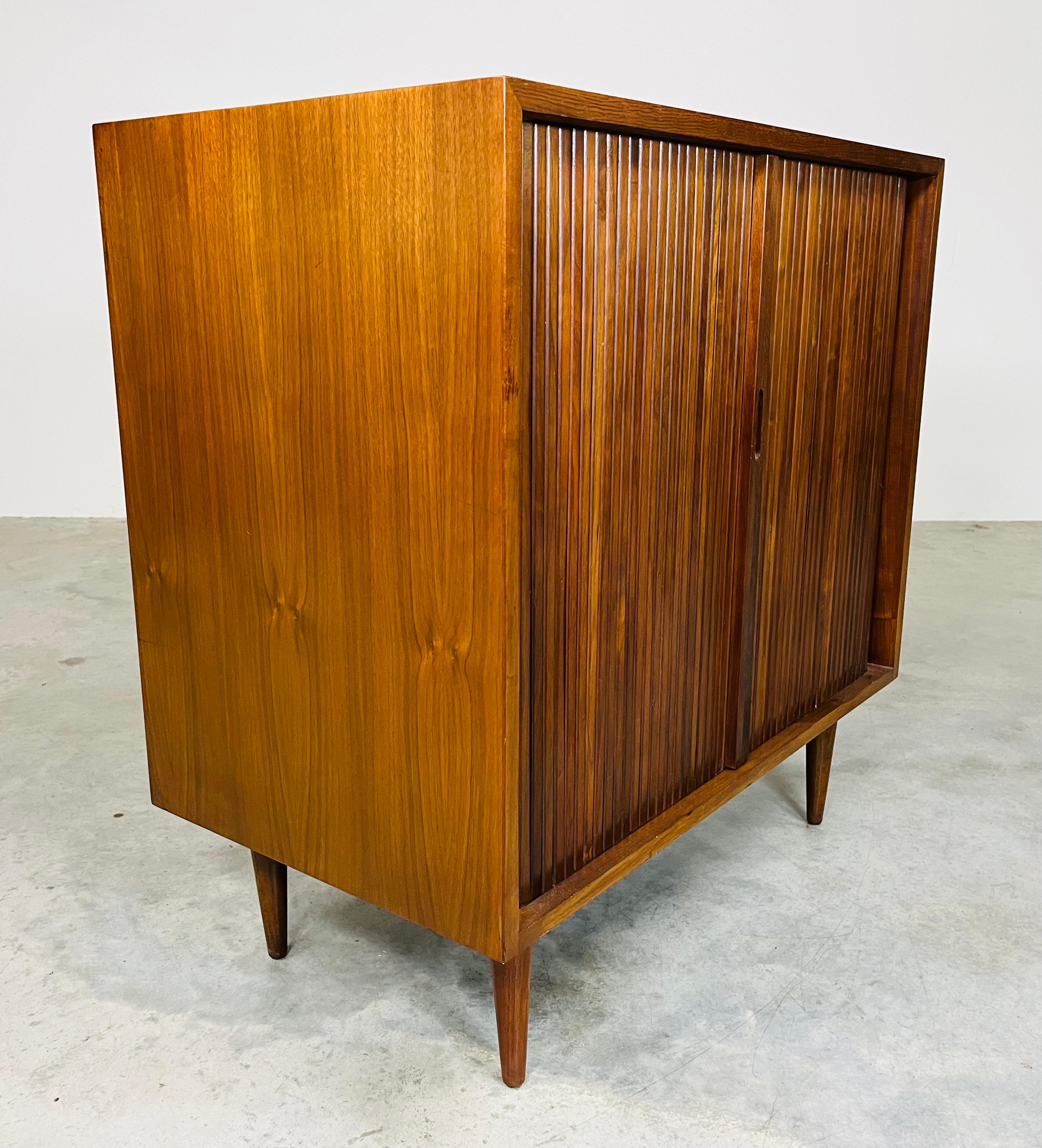 Tambour niedriger Vintage-Schrank aus Nussbaumholz von Greta Grossman für Glenn Of California (Walnuss) im Angebot