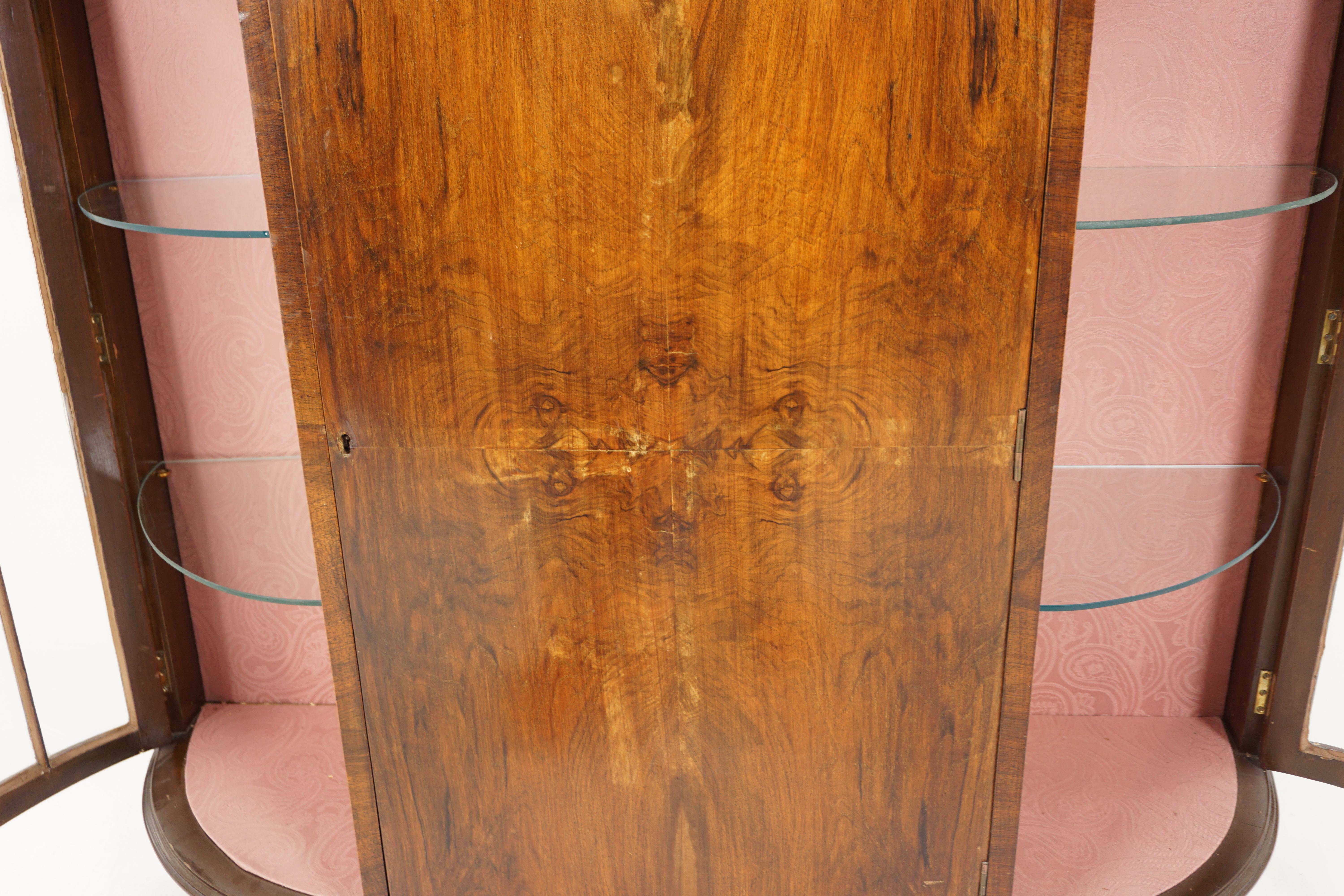 Dreitüriger Porzellanschrank aus Nussbaumholz mit Bogenfront, Schottland 1920, H376 (Walnuss) im Angebot