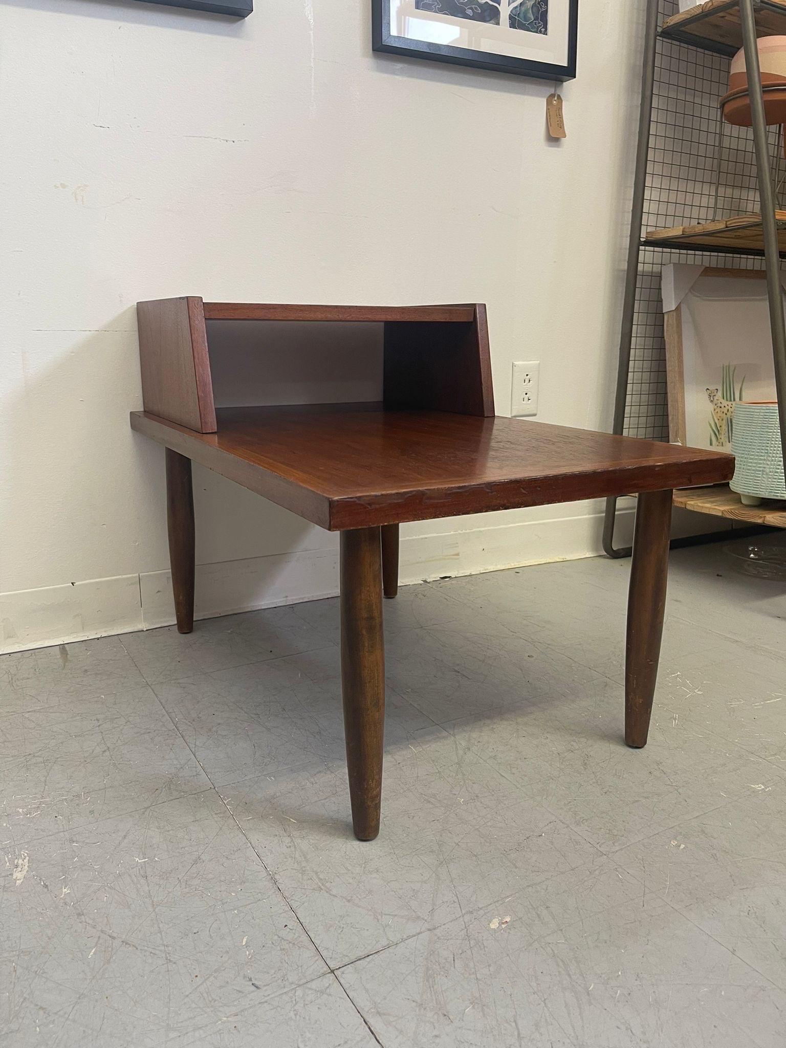 This accent table has sleek design and open shelving. Beautiful edge banding around the top of the piece. Tapered legs, no Makers mark. Vintage Condition Consistent with Age as Pictured.

Dimensions. 30 W ; 20 D ; 22 A