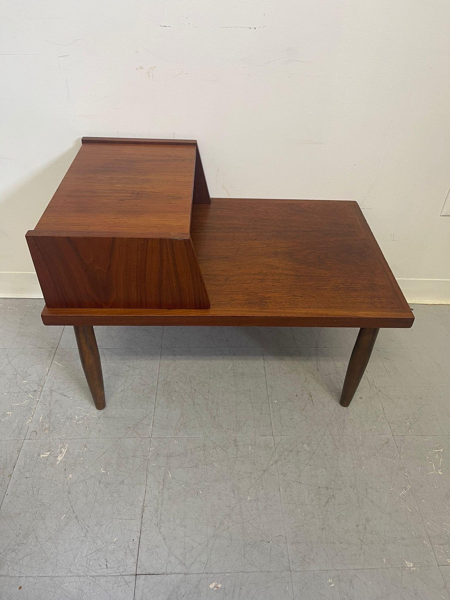 Vintage Walnut Toned Mid Century Modern Accent Table. In Good Condition For Sale In Seattle, WA
