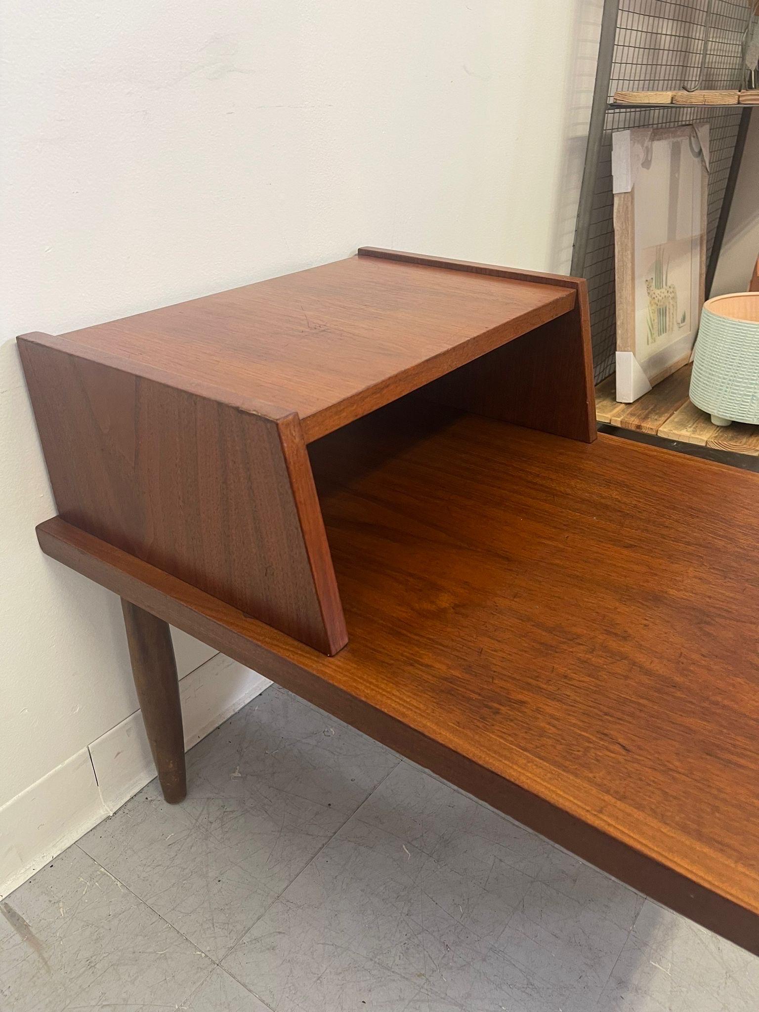 Vintage Walnut Toned Mid Century Modern Accent Table. For Sale 1