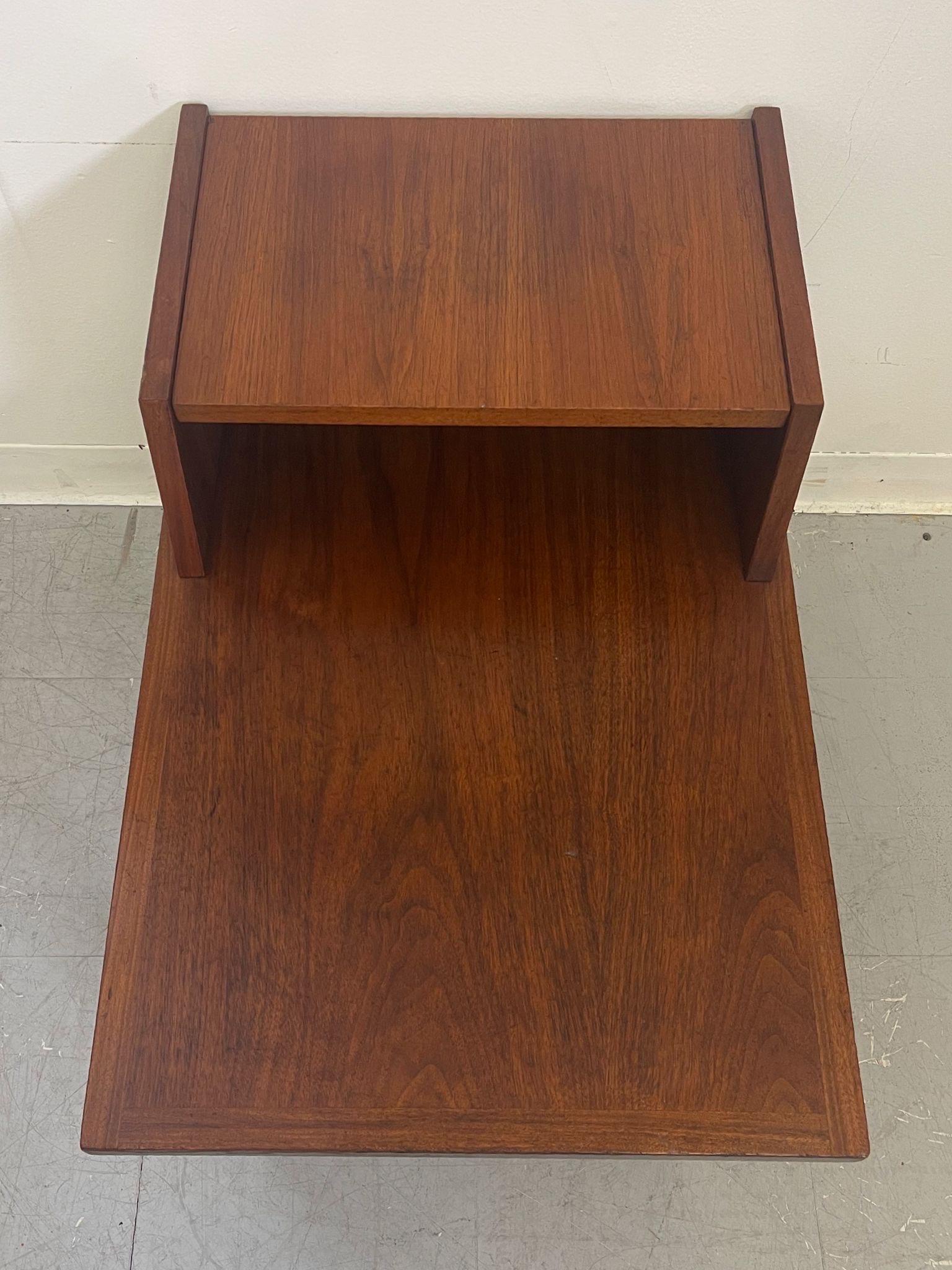 Vintage Walnut Toned Mid Century Modern Accent Table. For Sale 2