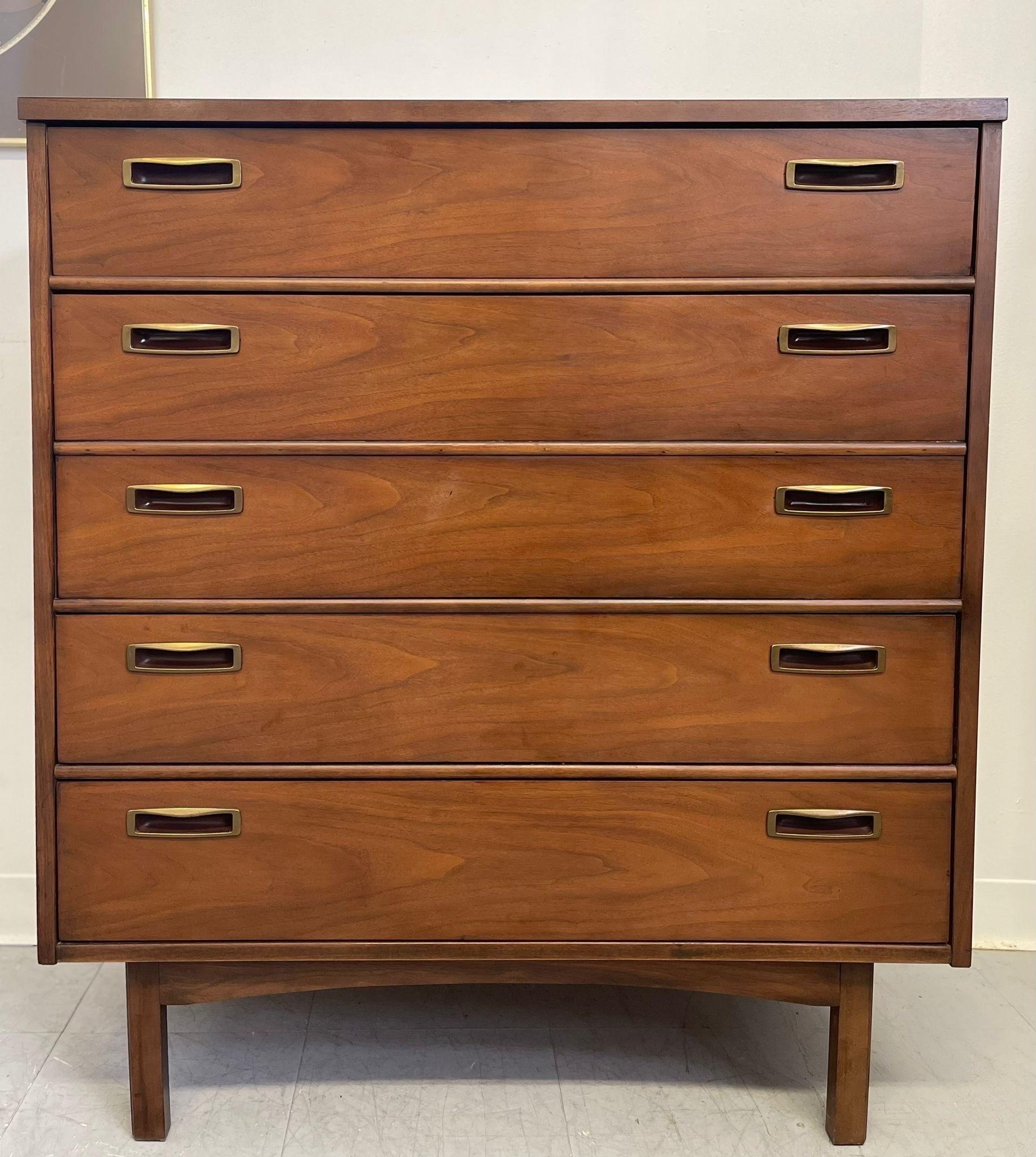 This Dresser has a Formica Top, with original brass toned handles. Tapered legs and dovetailed drawers, Classic mid Century design. The 2nd drawer from the top is a double drawer. Vintage Condition Consistent with Age as Pictured.

Dimensions. 38 W