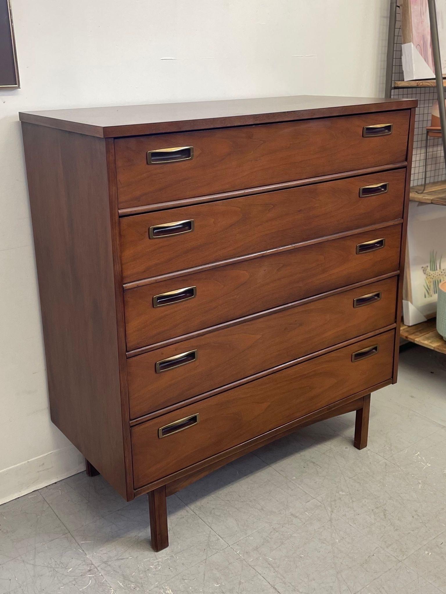 Vintage Walnut Toned Mid Century Modern Four Drawer Dresser In Good Condition For Sale In Seattle, WA