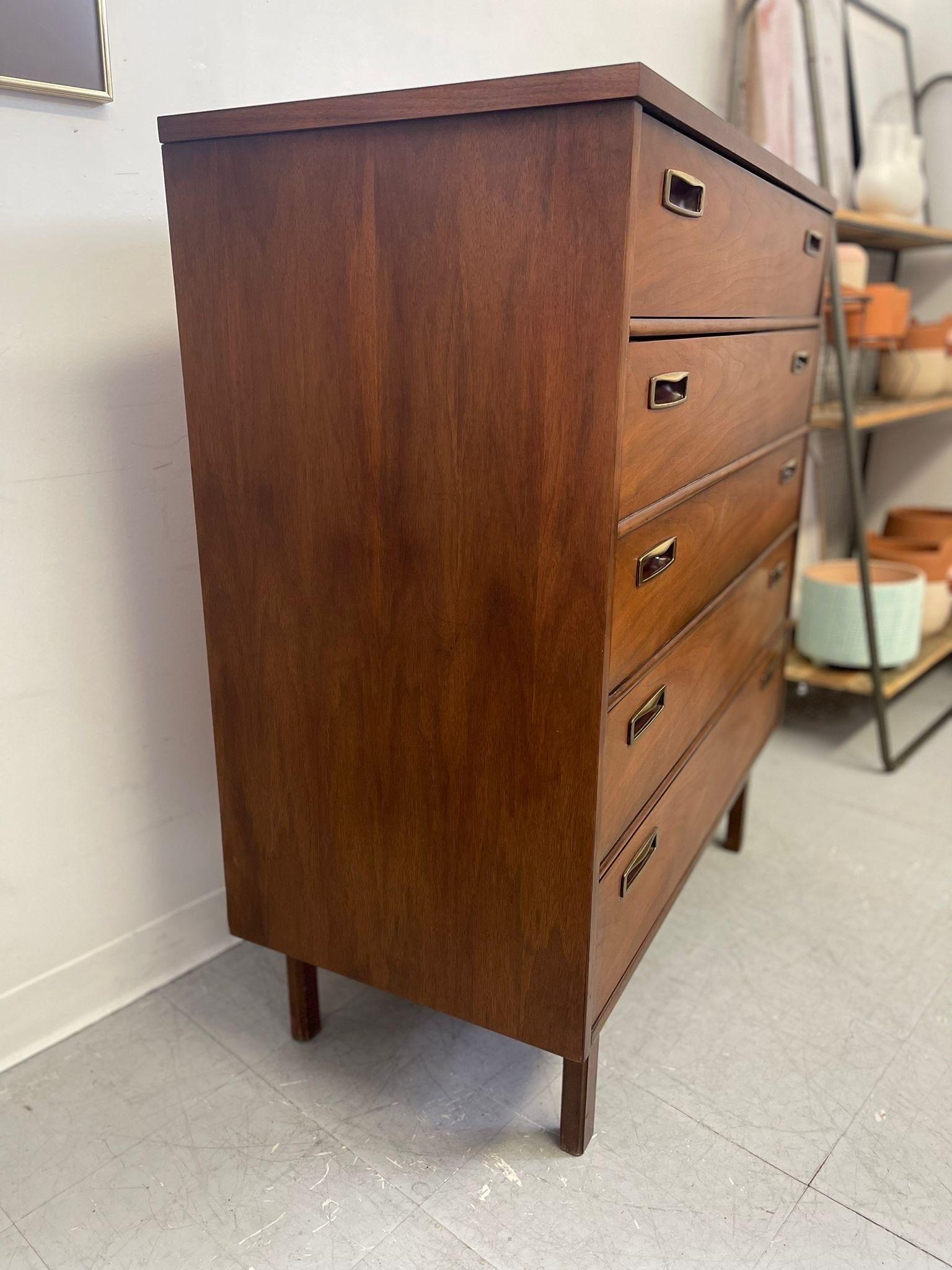 Vintage Walnut Toned Mid Century Modern Four Drawer Dresser For Sale 3