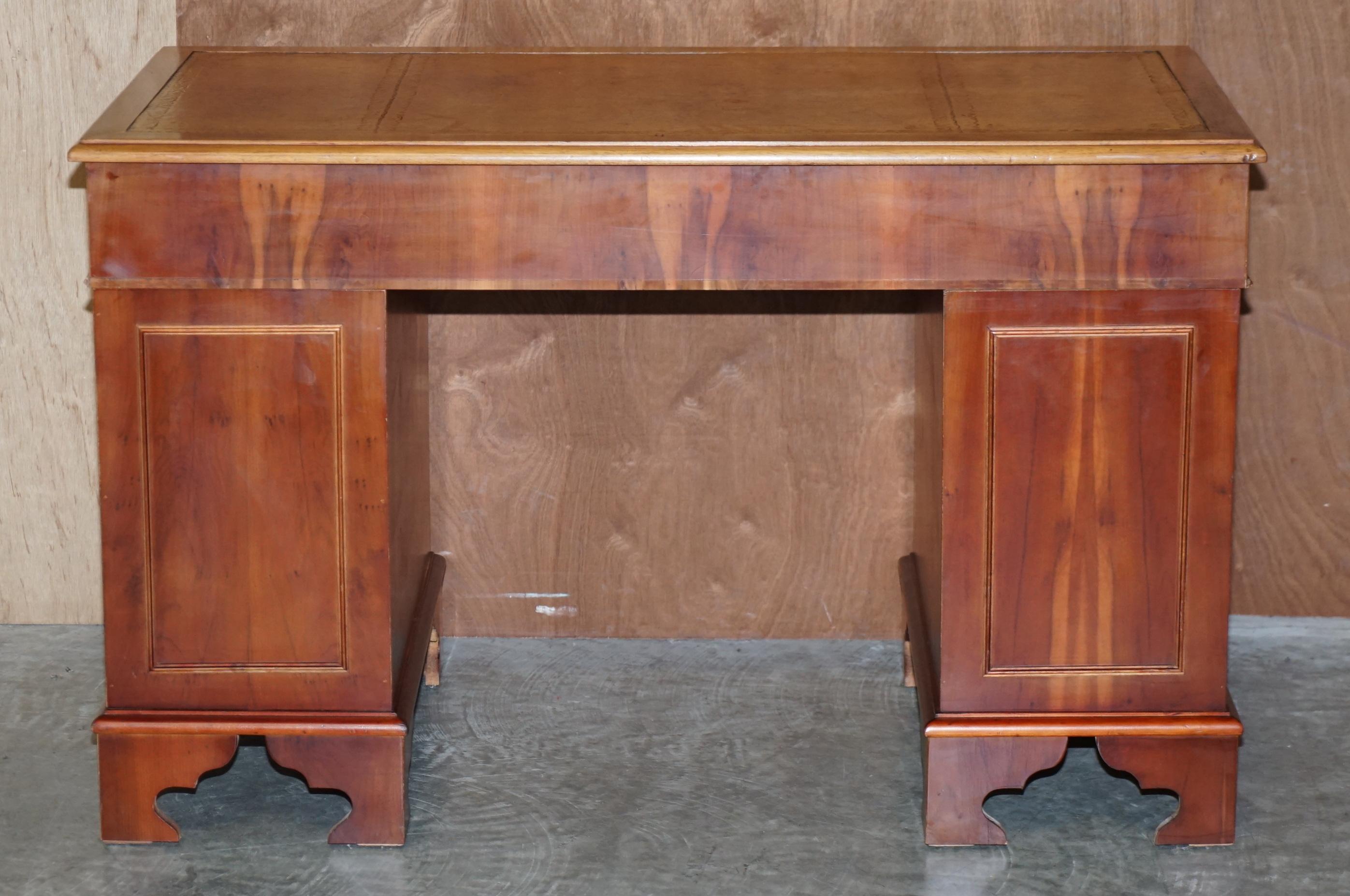 Zweiseitiger Partner-Schreibtisch aus Nussbaumholz mit brauner Lederplatte und getäfelter Rückenlehne im Angebot 10