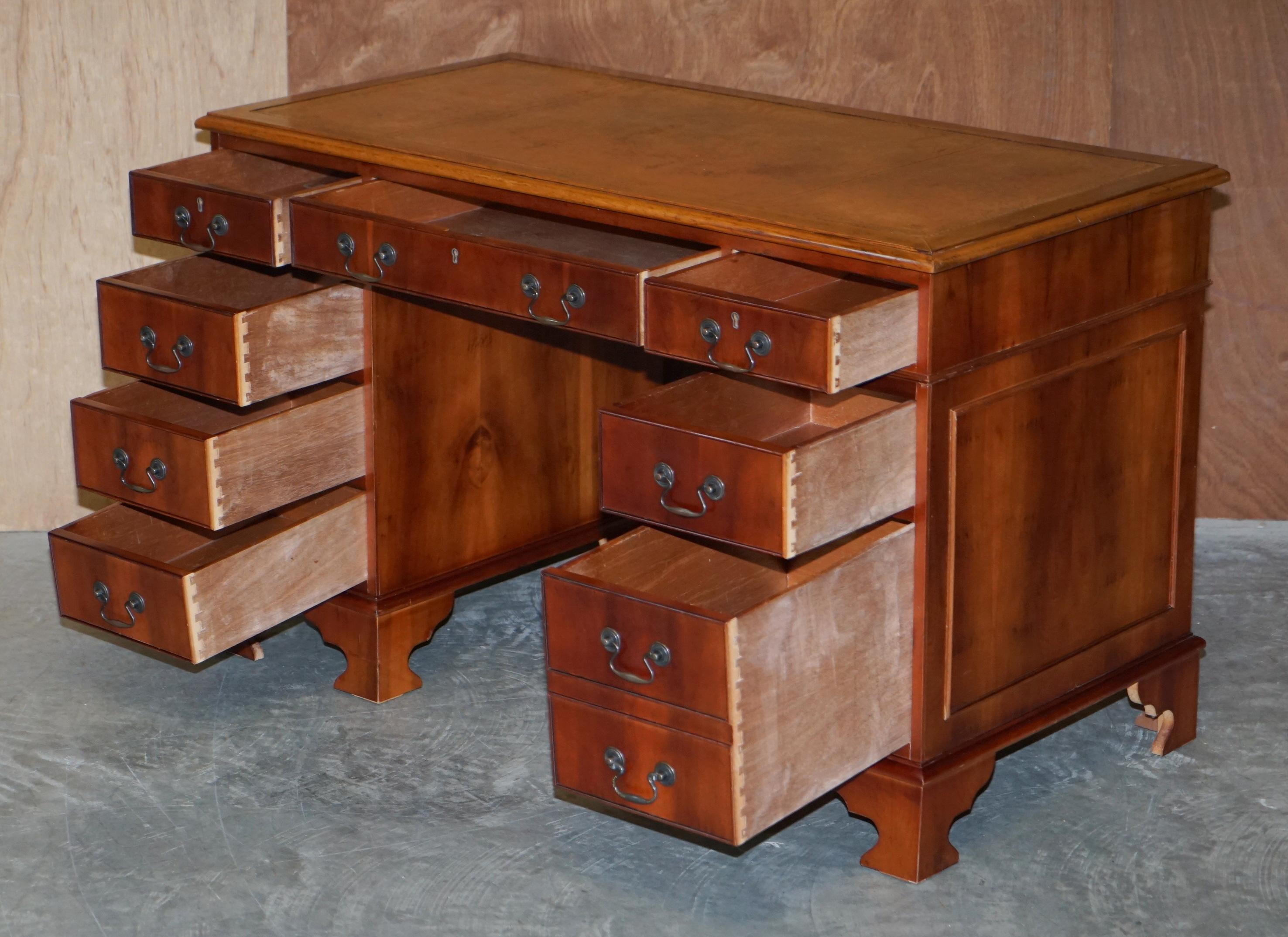 Zweiseitiger Partner-Schreibtisch aus Nussbaumholz mit brauner Lederplatte und getäfelter Rückenlehne im Angebot 12