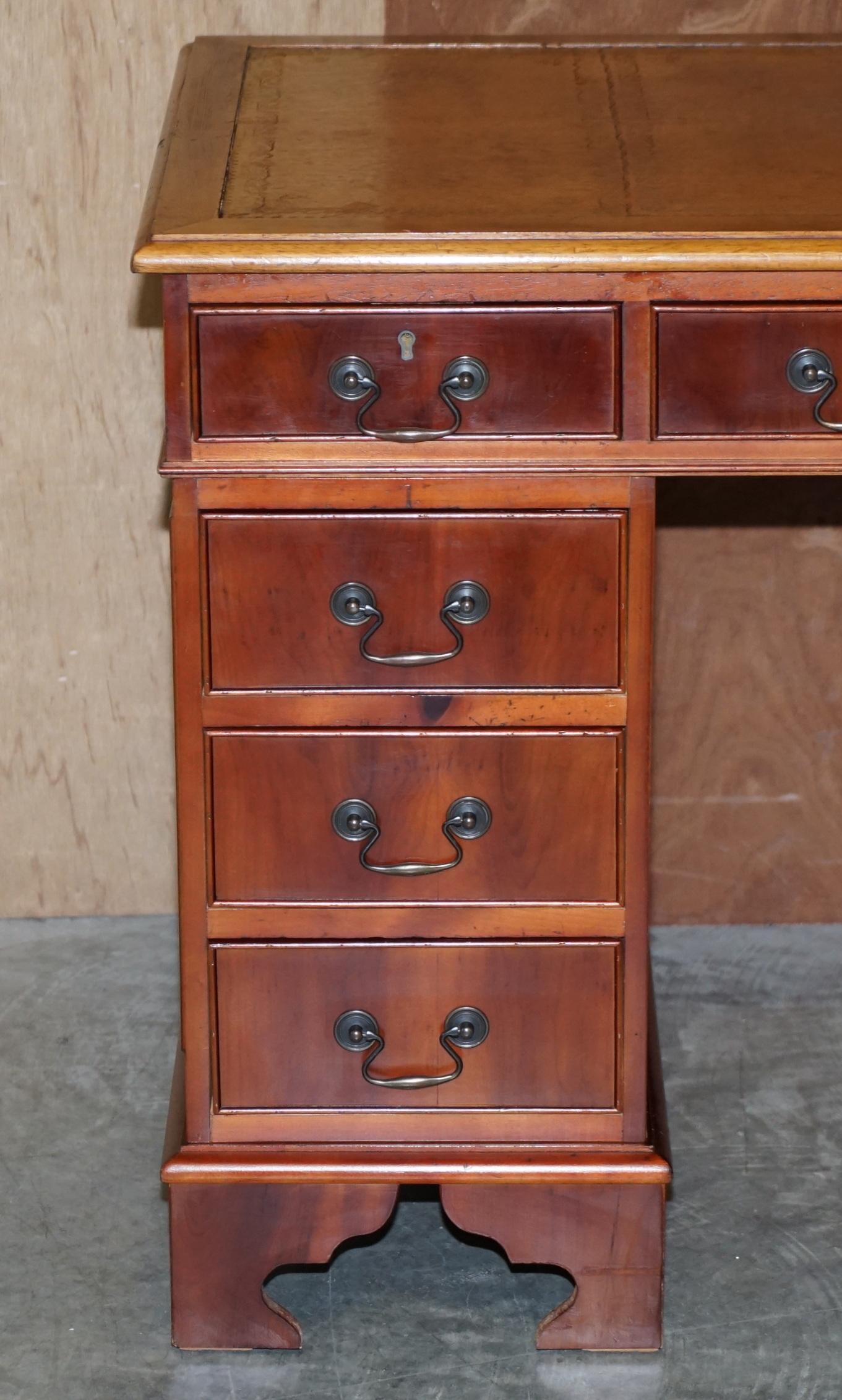 Zweiseitiger Partner-Schreibtisch aus Nussbaumholz mit brauner Lederplatte und getäfelter Rückenlehne (Viktorianisch) im Angebot