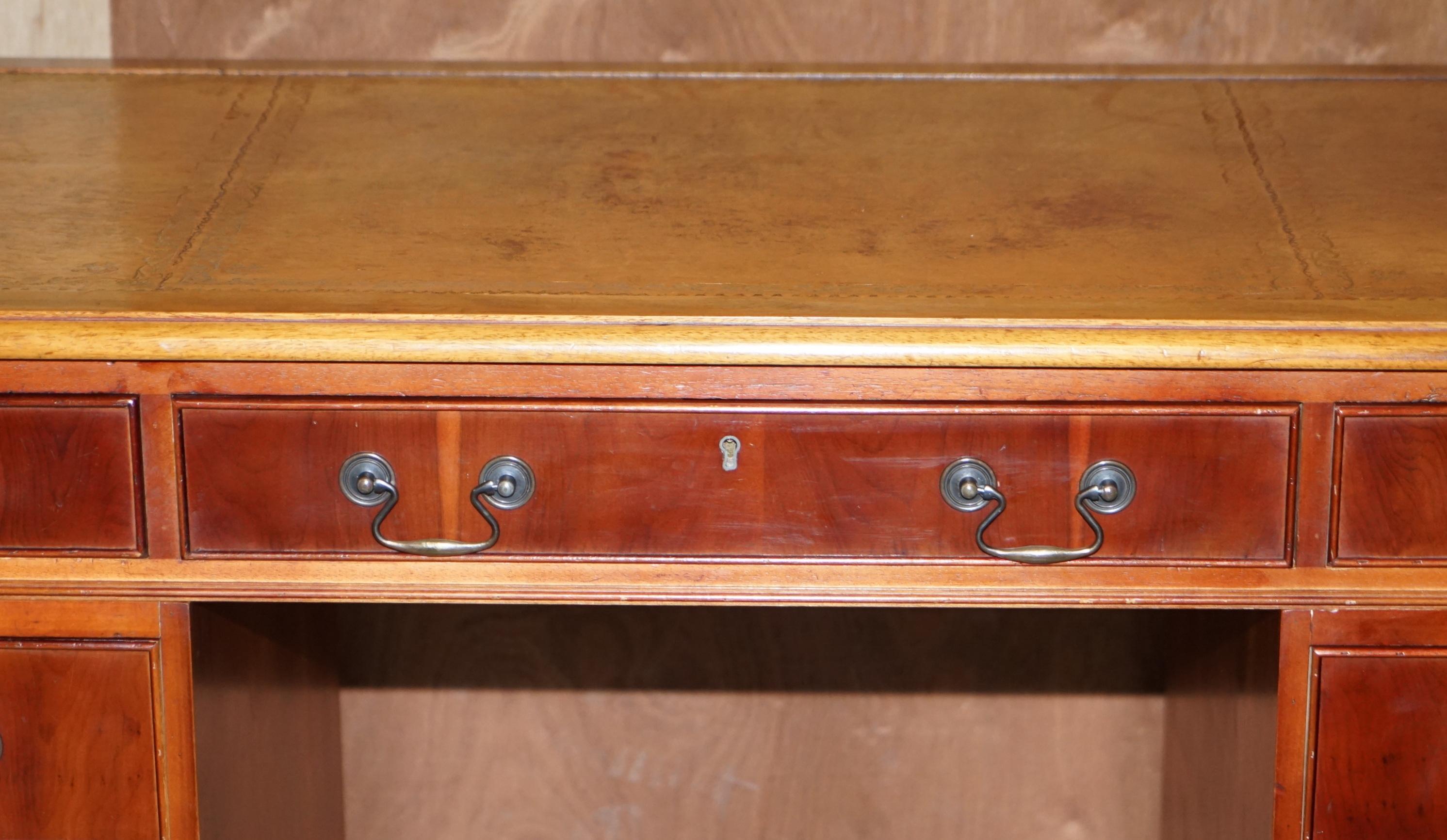 Zweiseitiger Partner-Schreibtisch aus Nussbaumholz mit brauner Lederplatte und getäfelter Rückenlehne (20. Jahrhundert) im Angebot