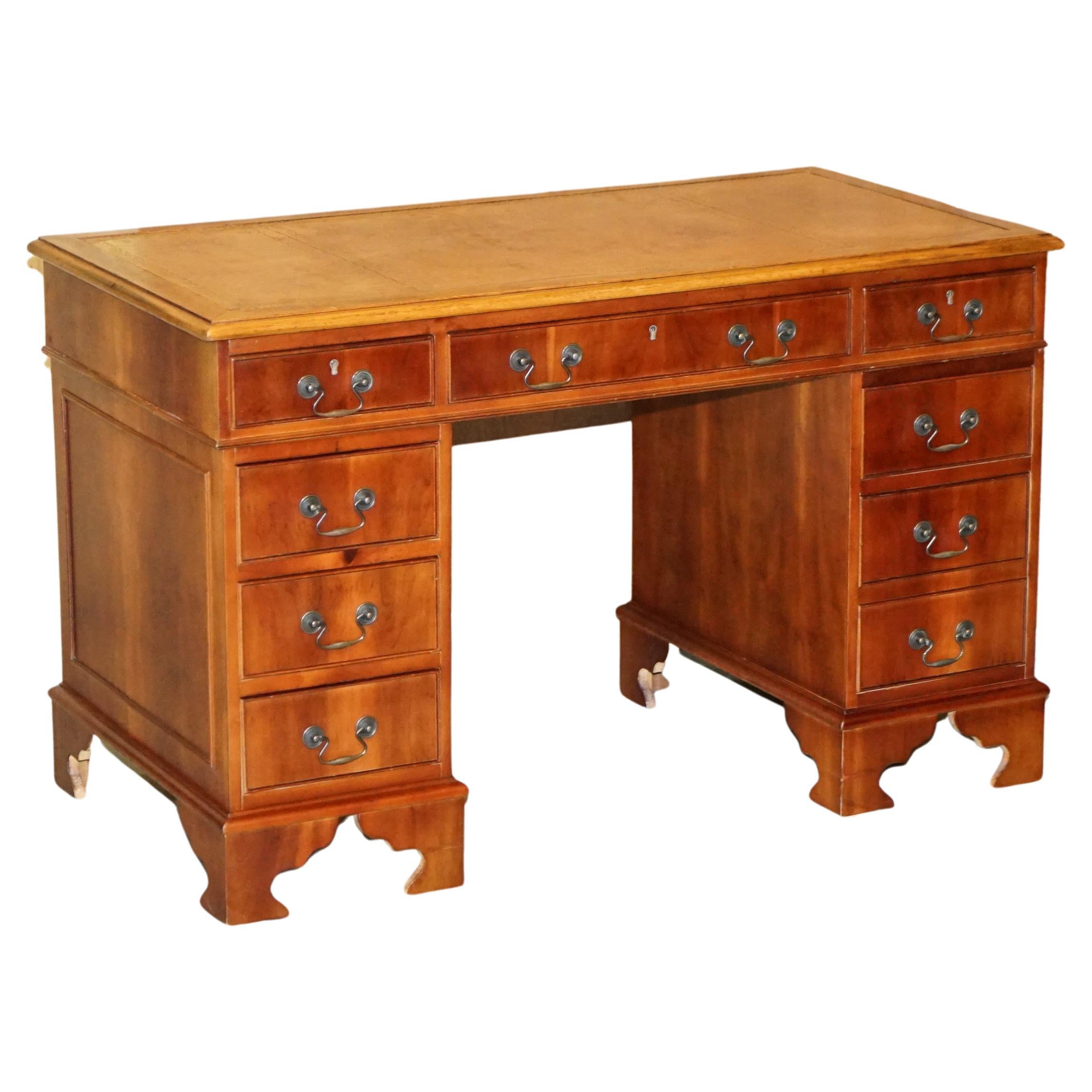 Bureau partenaire vintage à deux piédestaux en noyer et dos à panneaux en cuir marron foncé