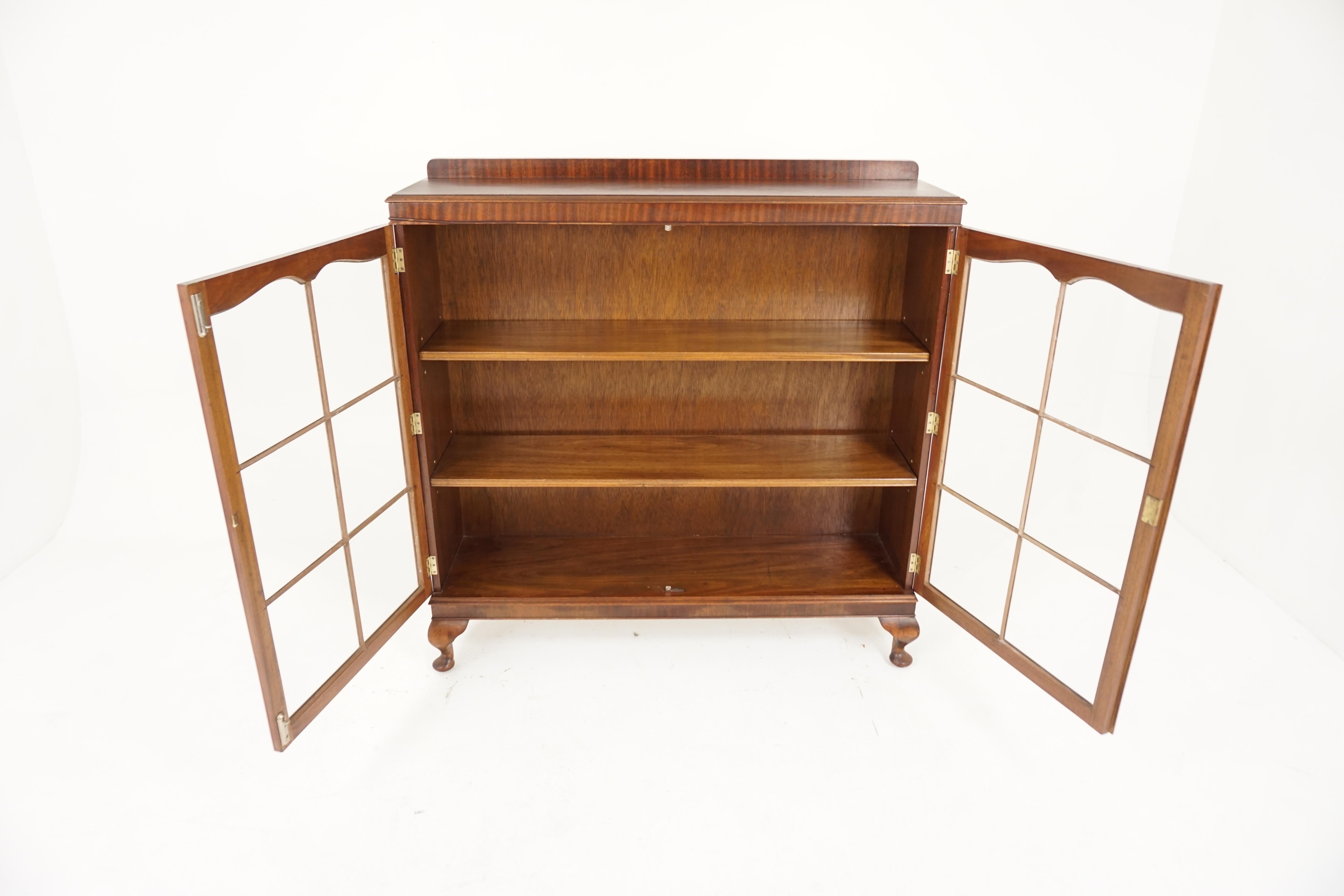 Vintage walnut two-door bookcase, display cabinet, Scotland 1930, B1406

Scotland, 1930
Solid walnut and veneers
Original finish
Rectangular top with small pediment to the back
Pair of original glass doors with twelve panes
Open to reveal two