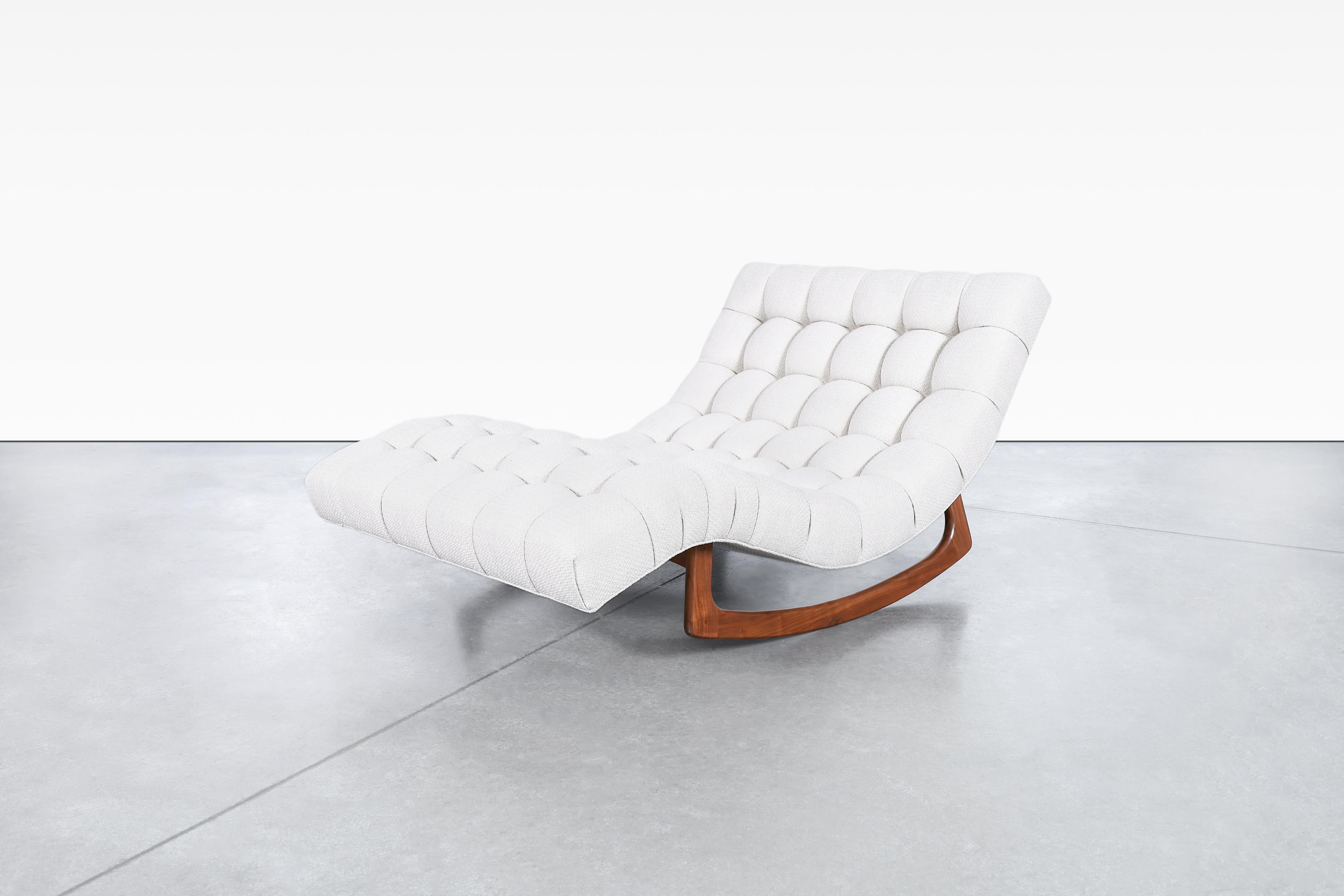 Cette chaise longue vintage est un magnifique meuble conçu par Adrian Pearsall dans les années 1960 et fabriqué par Craft Associates. Cette chaise a été rénovée et retapissée pour lui redonner sa splendeur d'antan. L'assise tuftée en biscuit sur