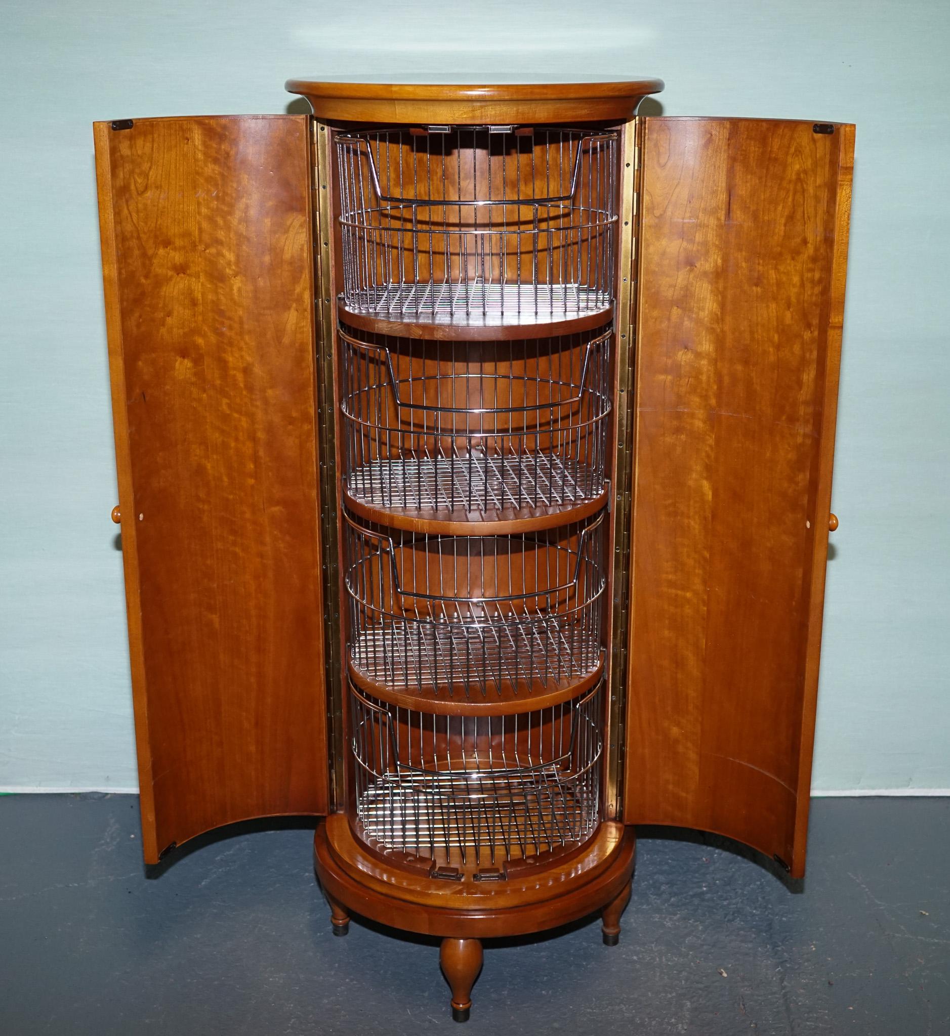 VINTAGE WALNUT WOOD WILLIS & GAMBIER PANTRY STORAGE CYLINDER CABiNET en venta 3