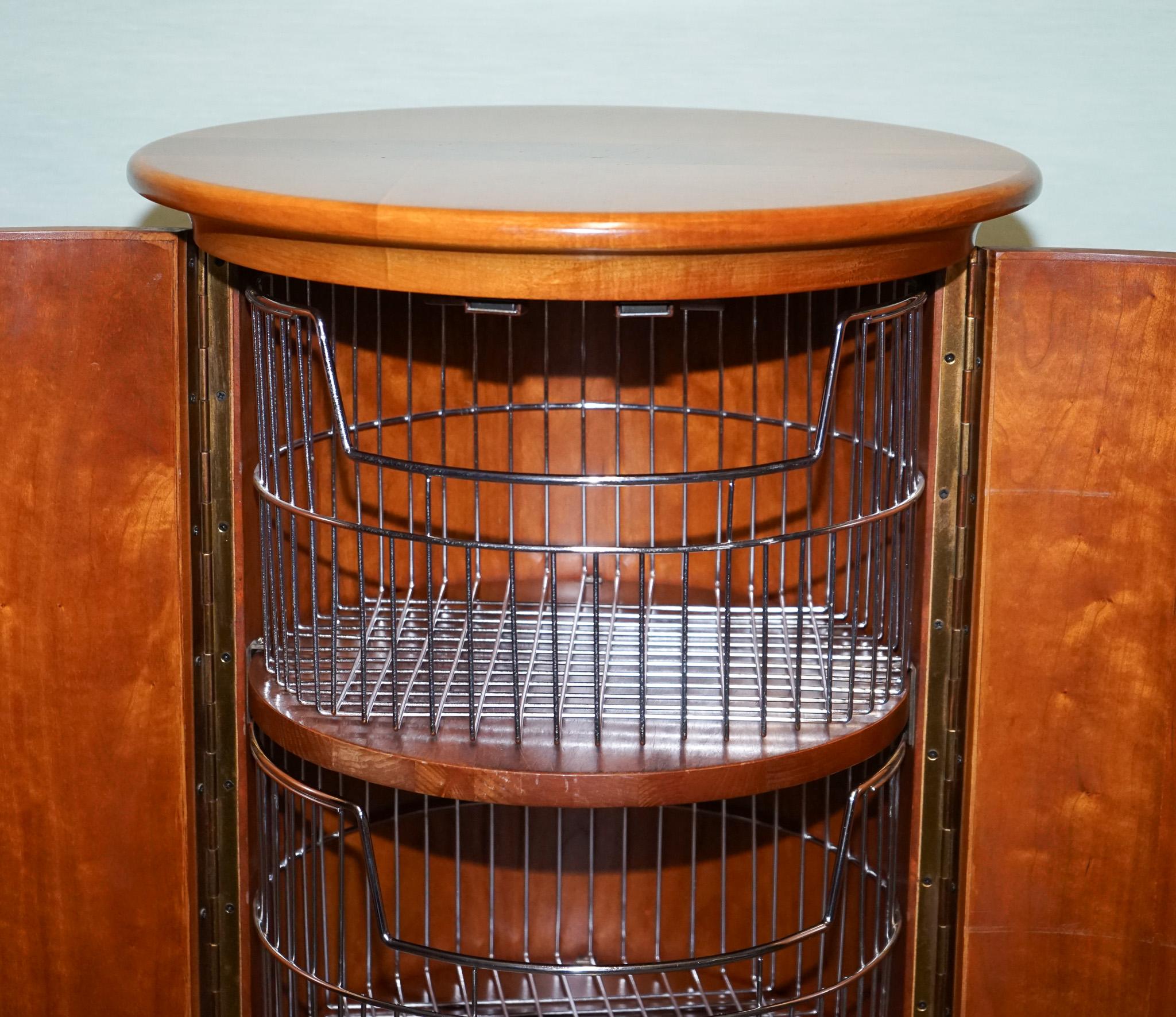 VINTAGE WALNUT WOOD WILLIS & GAMBIER PANTRY STORAGE CYLINDER CABiNET en venta 4