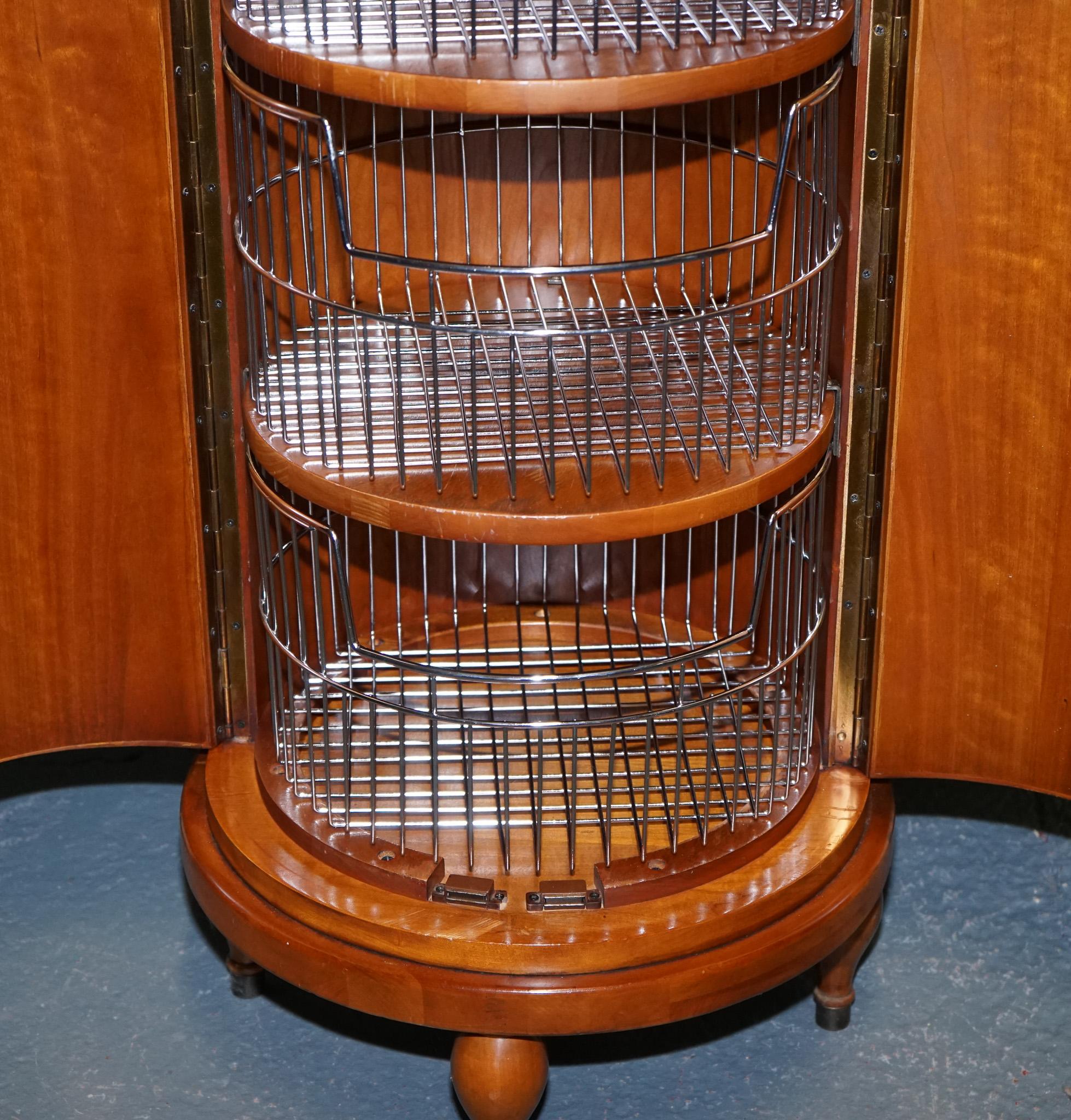 VINTAGE WALNUT WOOD WILLIS & GAMBIER PANTRY STORAGE CYLINDER CABiNET en venta 6